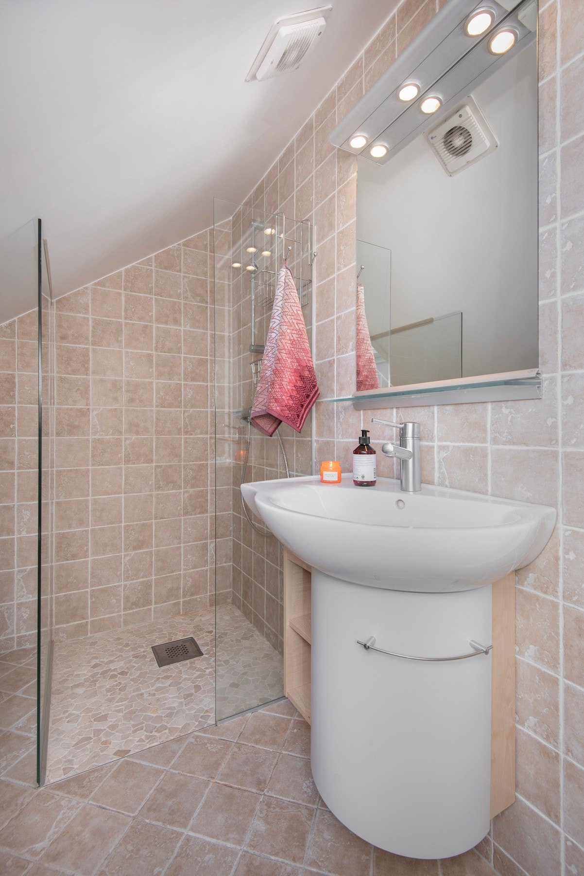 - servantskap med porselensservant, speil med lyslist og dusjhjørne med glassvegger. Galleribilde