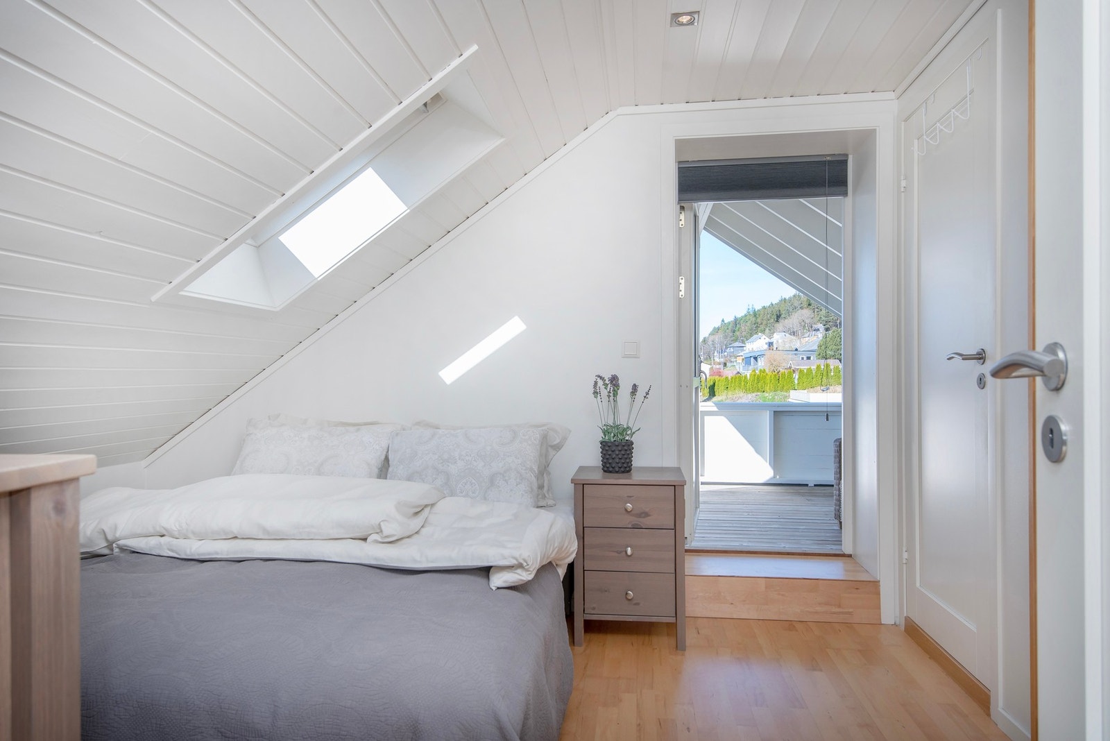 Romslig soverom på loftet med god plass til dobbeltseng og garderobeløsning. Galleribilde