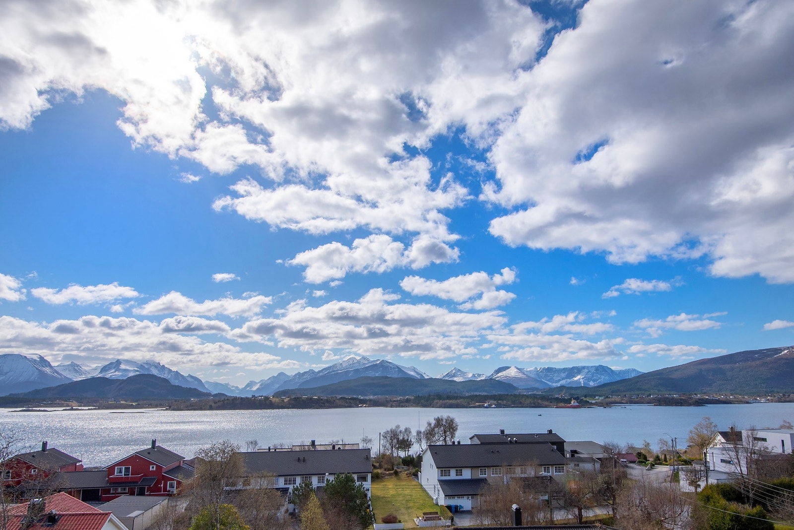 Spektakulær utsikt mot majestetiske Sunnmørsalper og Borgundfjorden - et vakkert skue du aldri blir lei av. Galleribilde