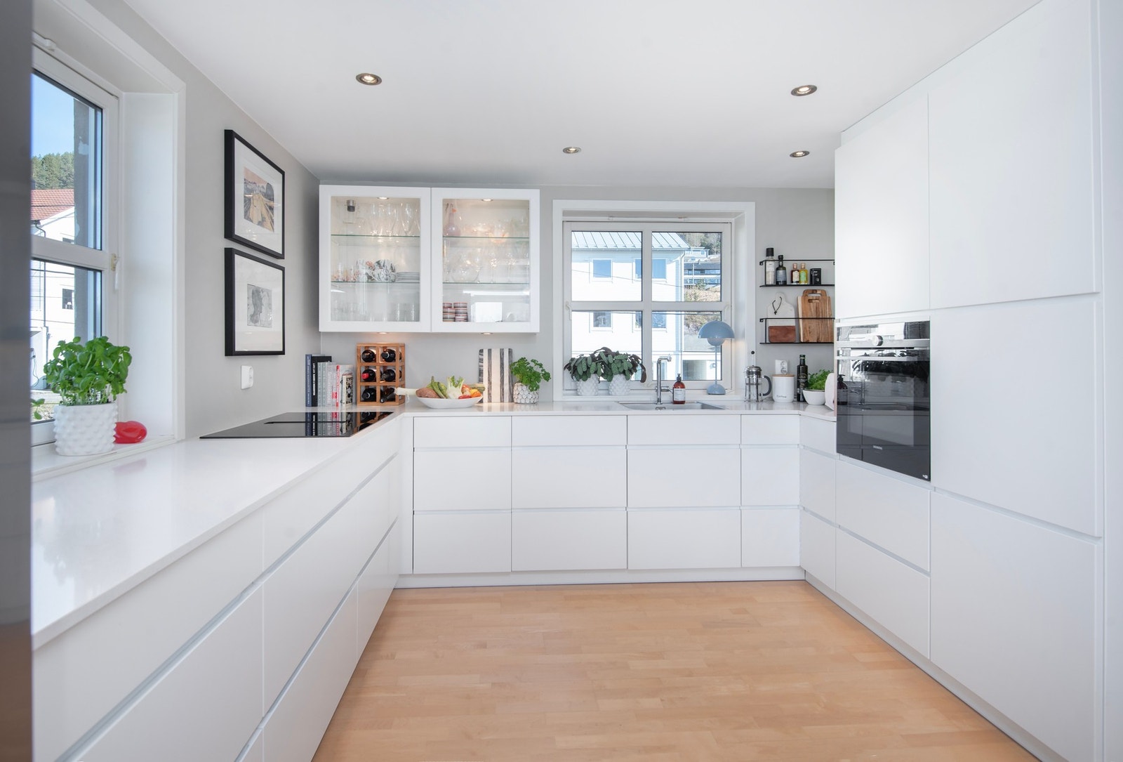 Integrerte hvitevarer som induksjonplatetopp, stekeovn, oppvaskmaskin og side by side kjøl/fryseskap medfølger i handelen. Galleribilde