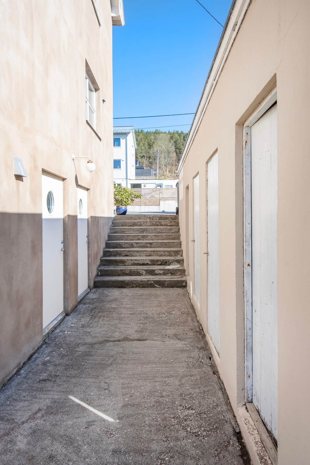 Eldre bodbygg med fire boder. Galleribilde