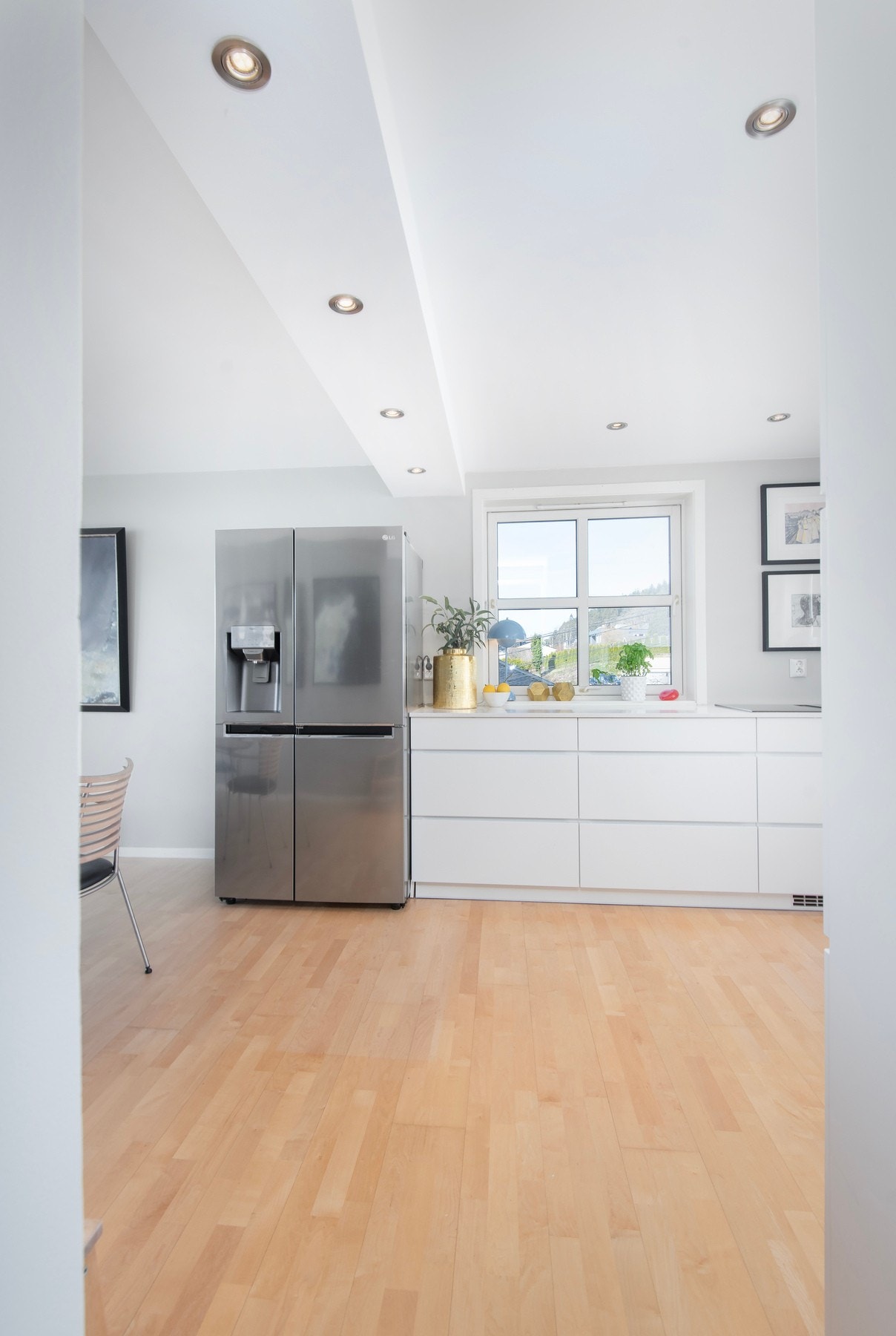 Kjøkkenet er hjertet i hjemmet, og her er det lagt til rette for både matlaging og sosiale stunder. Galleribilde