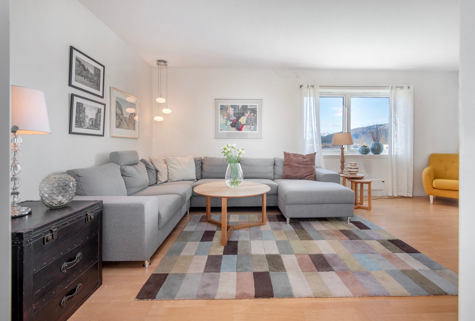 Leiligheten er på cirka 105 kvm. I stuen er det god plass til sofagruppe med tilhørende møblering. Galleribilde