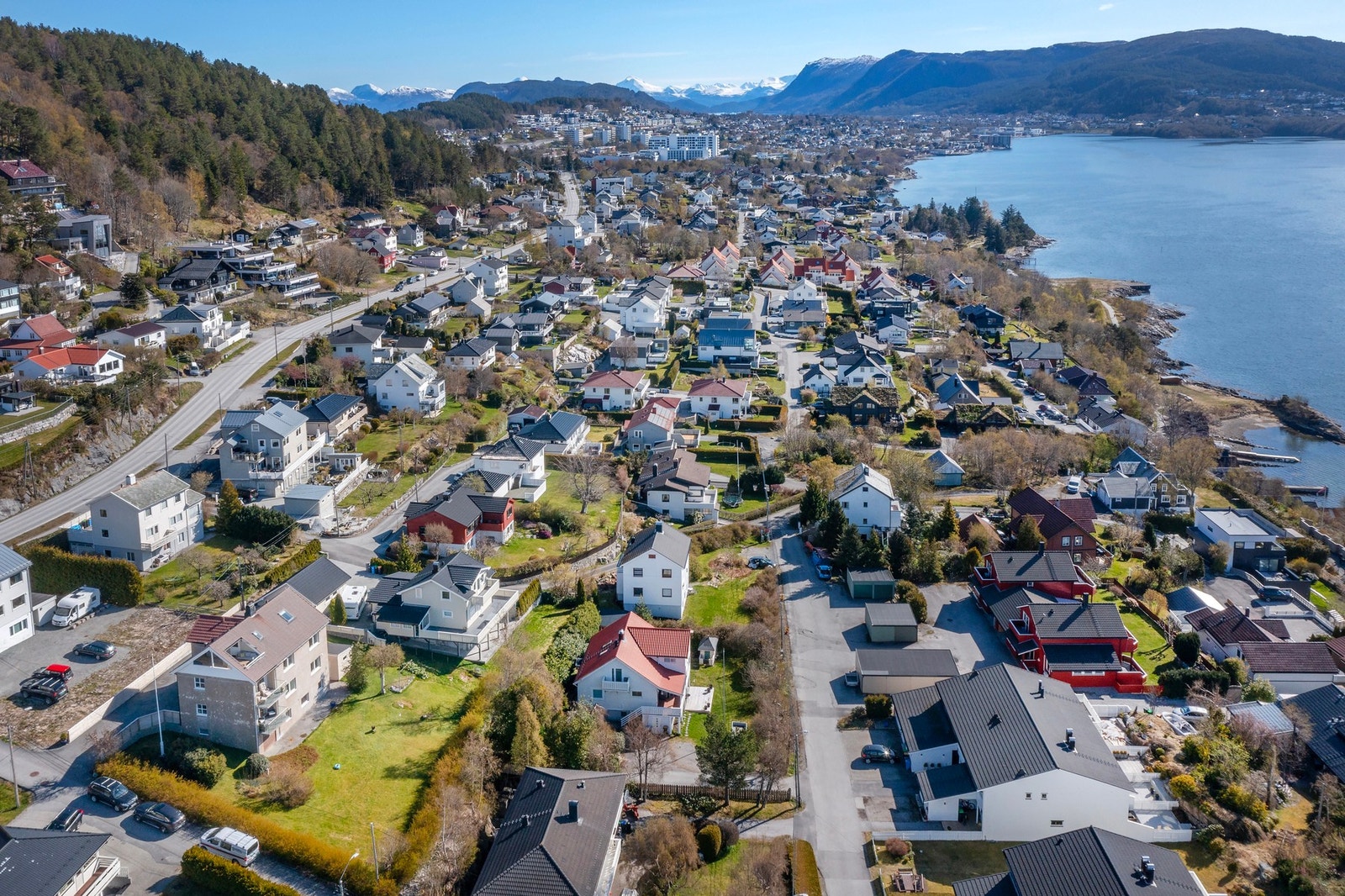 Eiendommen ligger i et populært boligområde på Hatlane med kort vei til skole, barnehage, offentlig kommunikasjon, servicetilbud og utmerket turterreng. Galleribilde