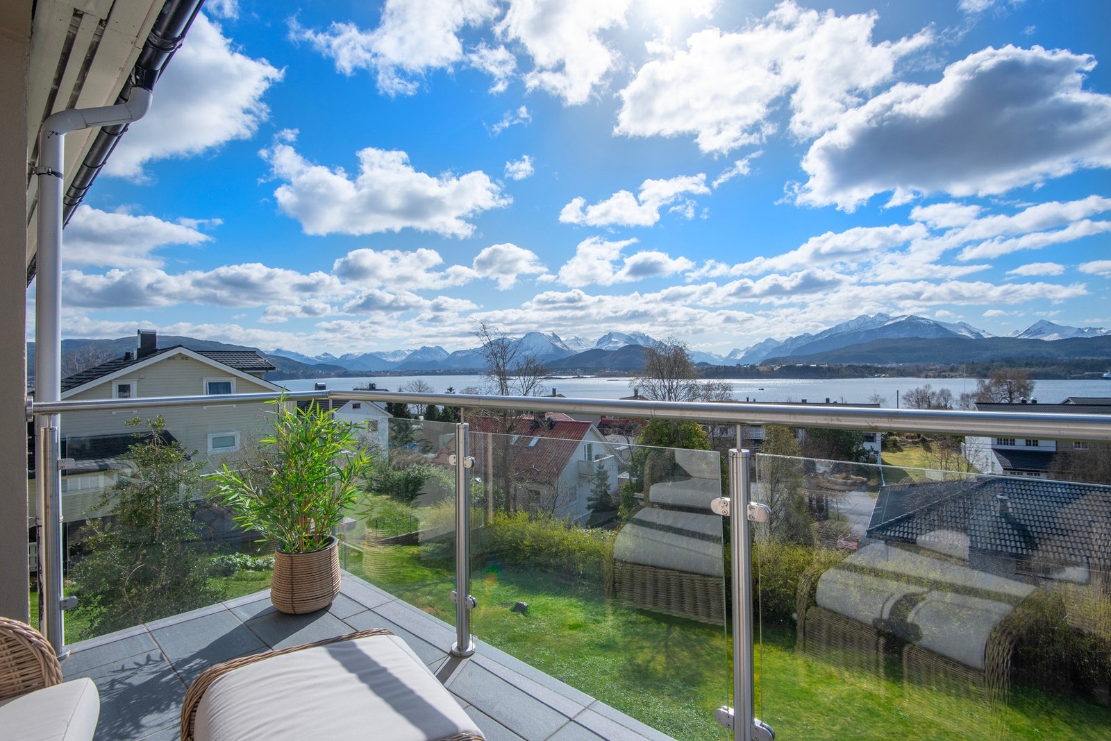 Solrik balkong med fantastisk utsikt mot fjord og fjell - en perfekt plass for morgenkaffen eller kveldssolen. Galleribilde