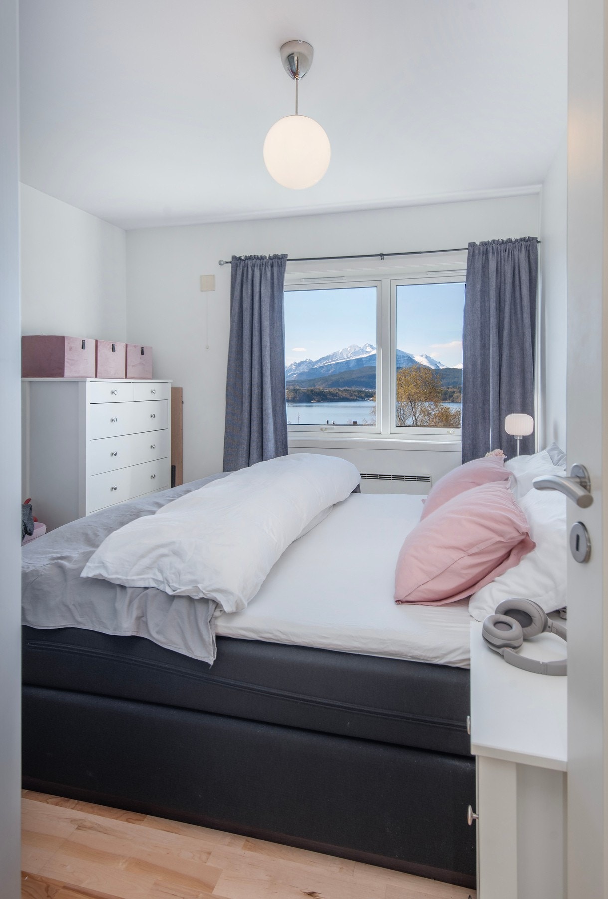 Hovedsoverommet har fin størrelse med plass til dobbeltseng og nattbord. Utsikten er upåklagelig også herfra. Galleribilde