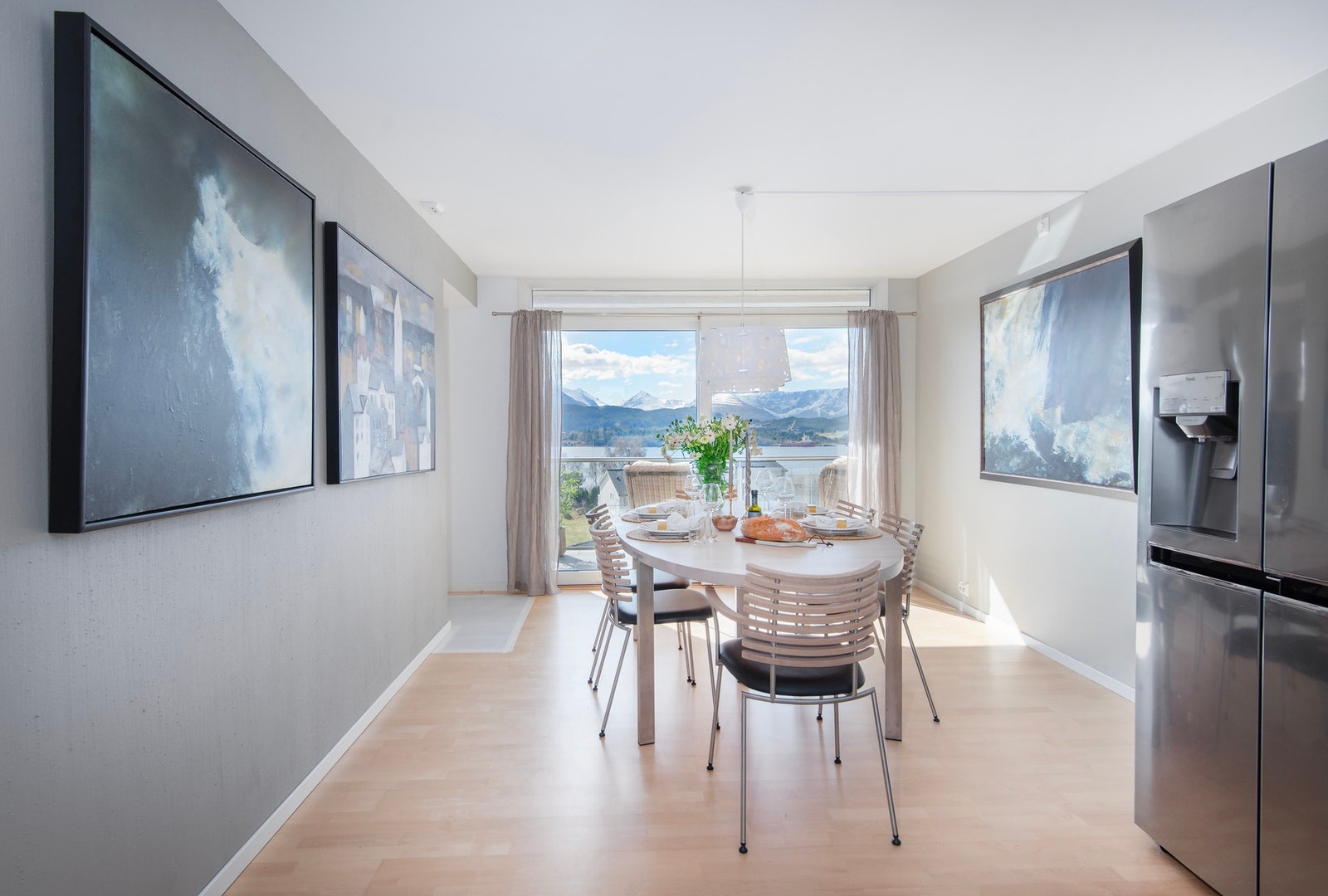 Her er det god plass til en spisegruppe som inviterer til lange frokoster, gode samtaler og magiske solnedganger over Sunnmørsalpene. Galleribilde