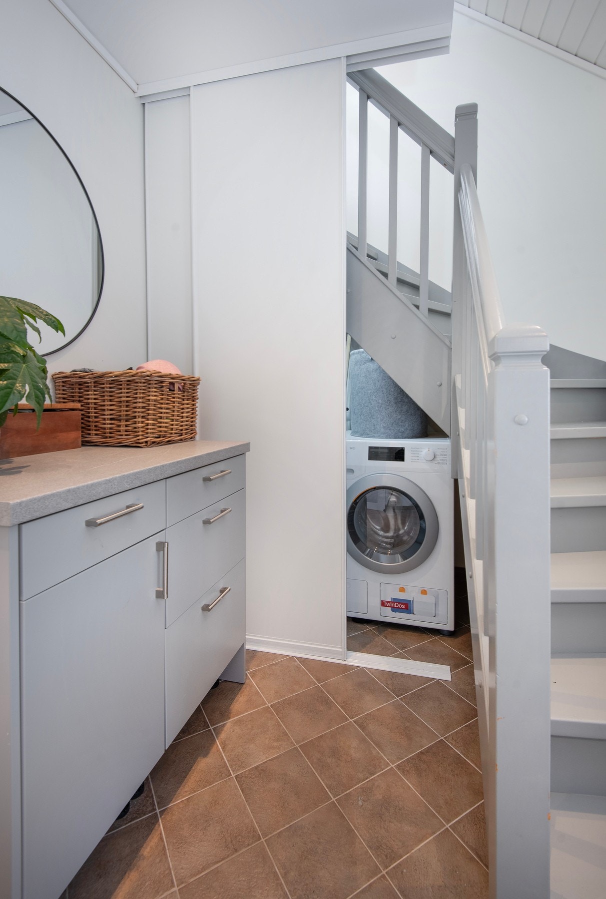 Vaskerommet har flislagt gulv med elektriske varmekabler. Opplegg for vaskemaskin bak skyvedører. Galleribilde