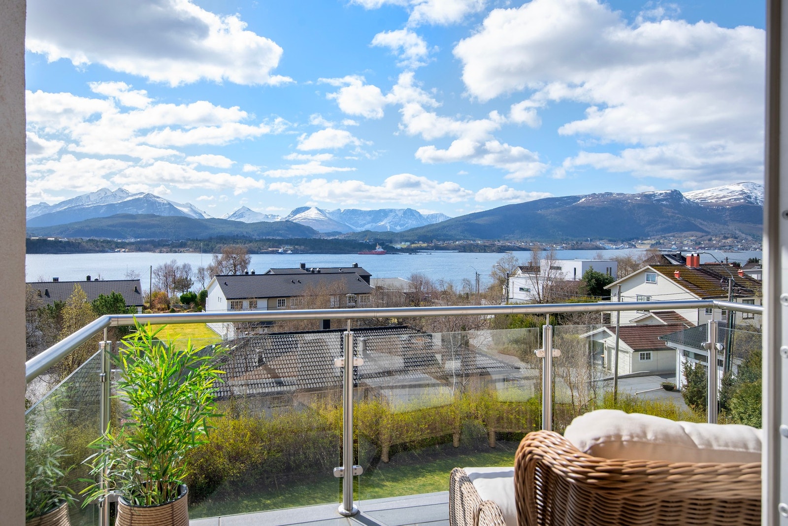 Fra kjøkkenet er det utgang til en sydvendt balkong på ca. 7 kvm med god plass til loungestoler. Galleribilde