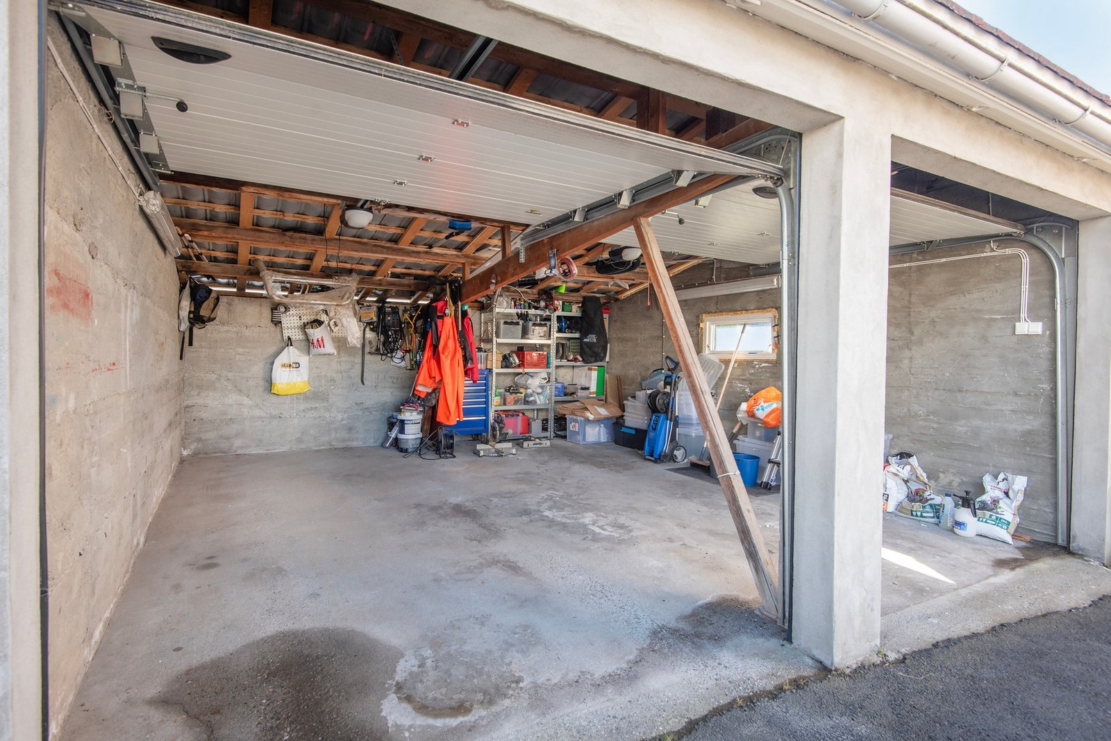 Garasjen har vedlikeholdsfrie metallporter med portåpner, og det er innlagt lys/strøm. Galleribilde