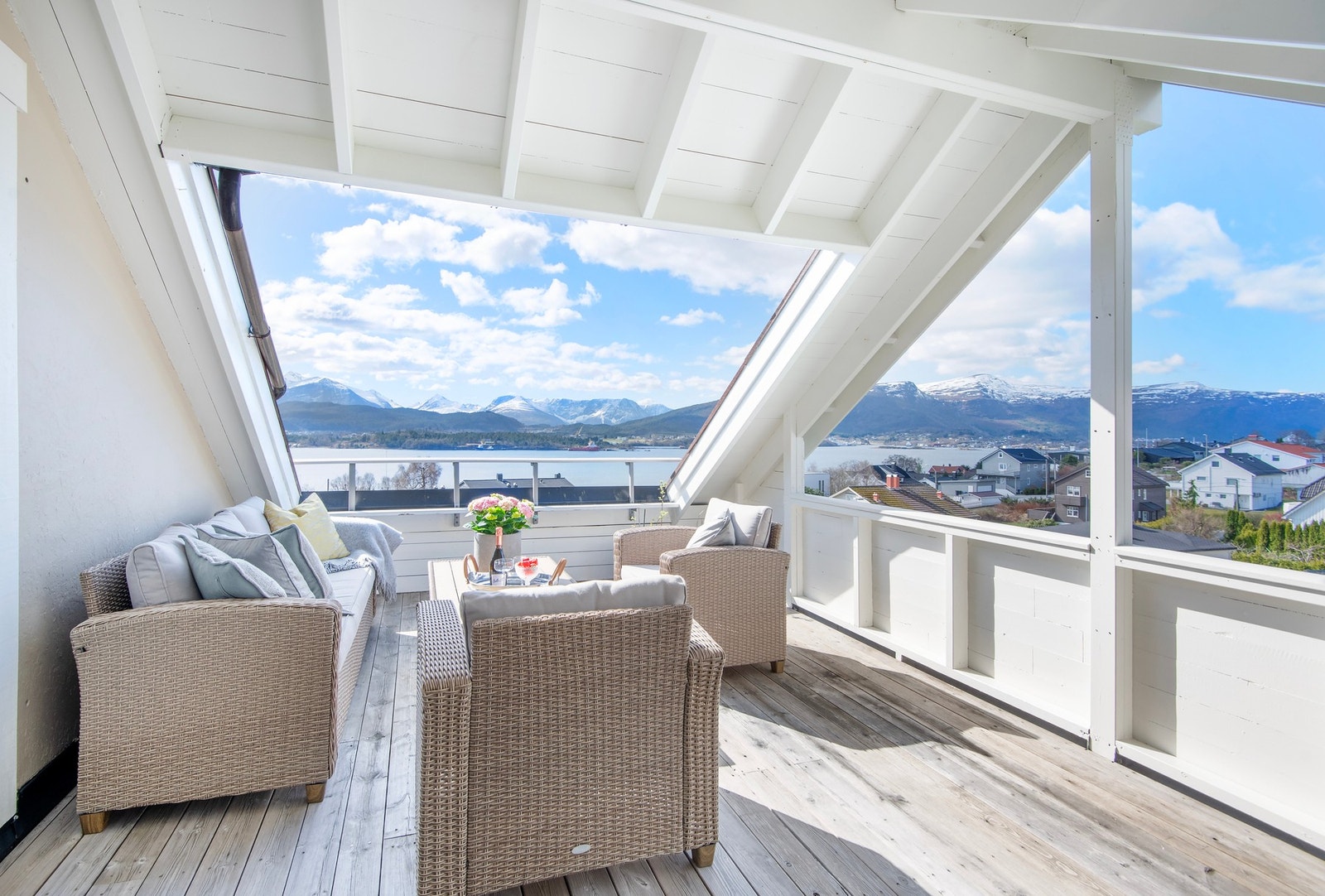 Fra den delvis overbygde takterrassen kan man nyte - Galleribilde