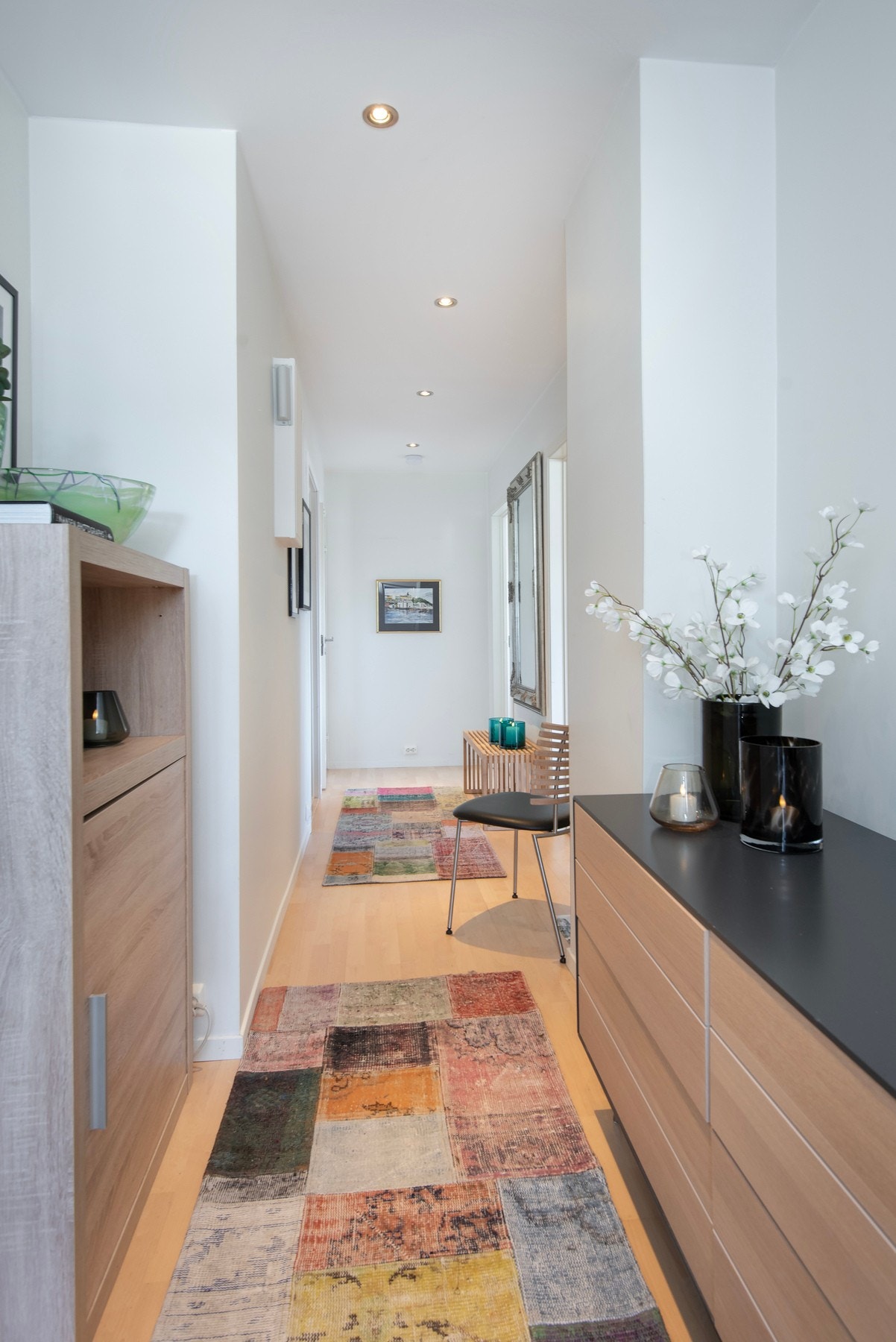 Lys gang med spotter i himling og parkett på gulvet. Galleribilde