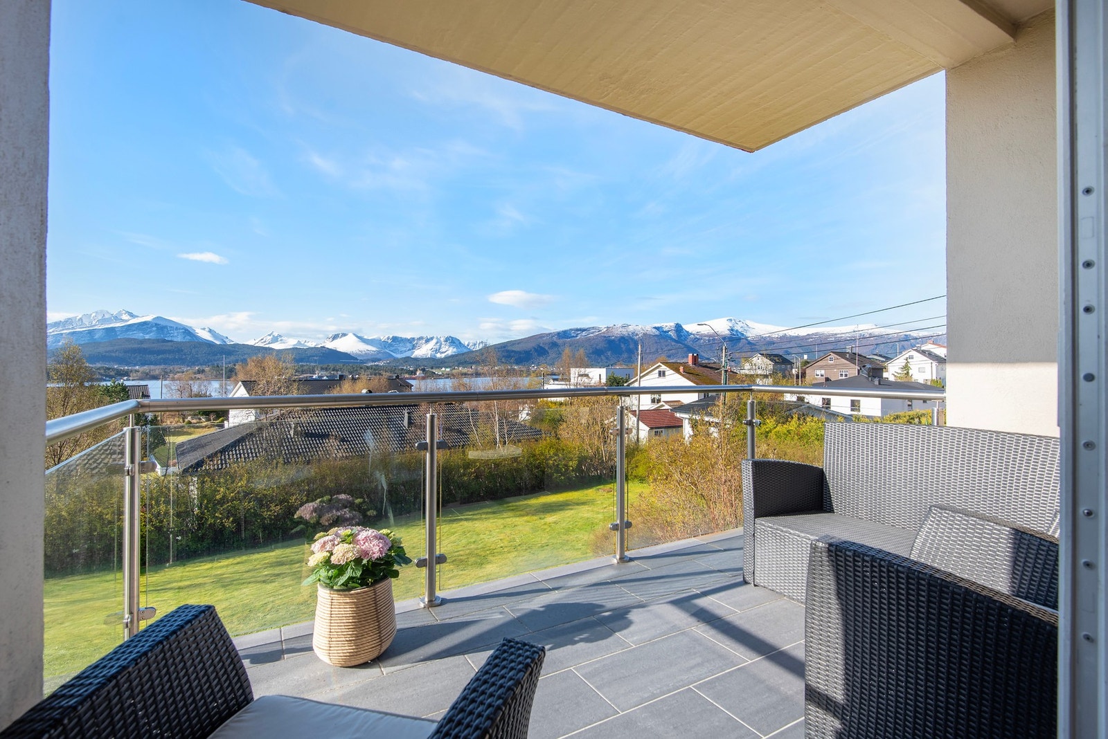 Utgang til overbygd balkong på ca. 7 kvm fra kjøkkenet. Galleribilde