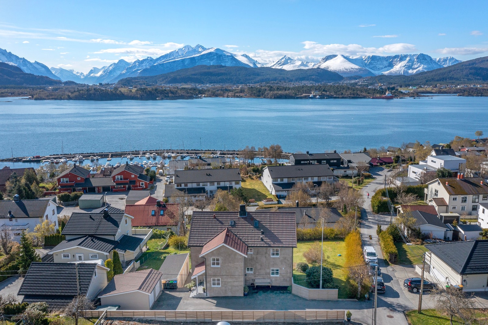 Her bor du fint i et av Ålesunds mest populære områder. Kort vei til sjøen og båthavn. Galleribilde