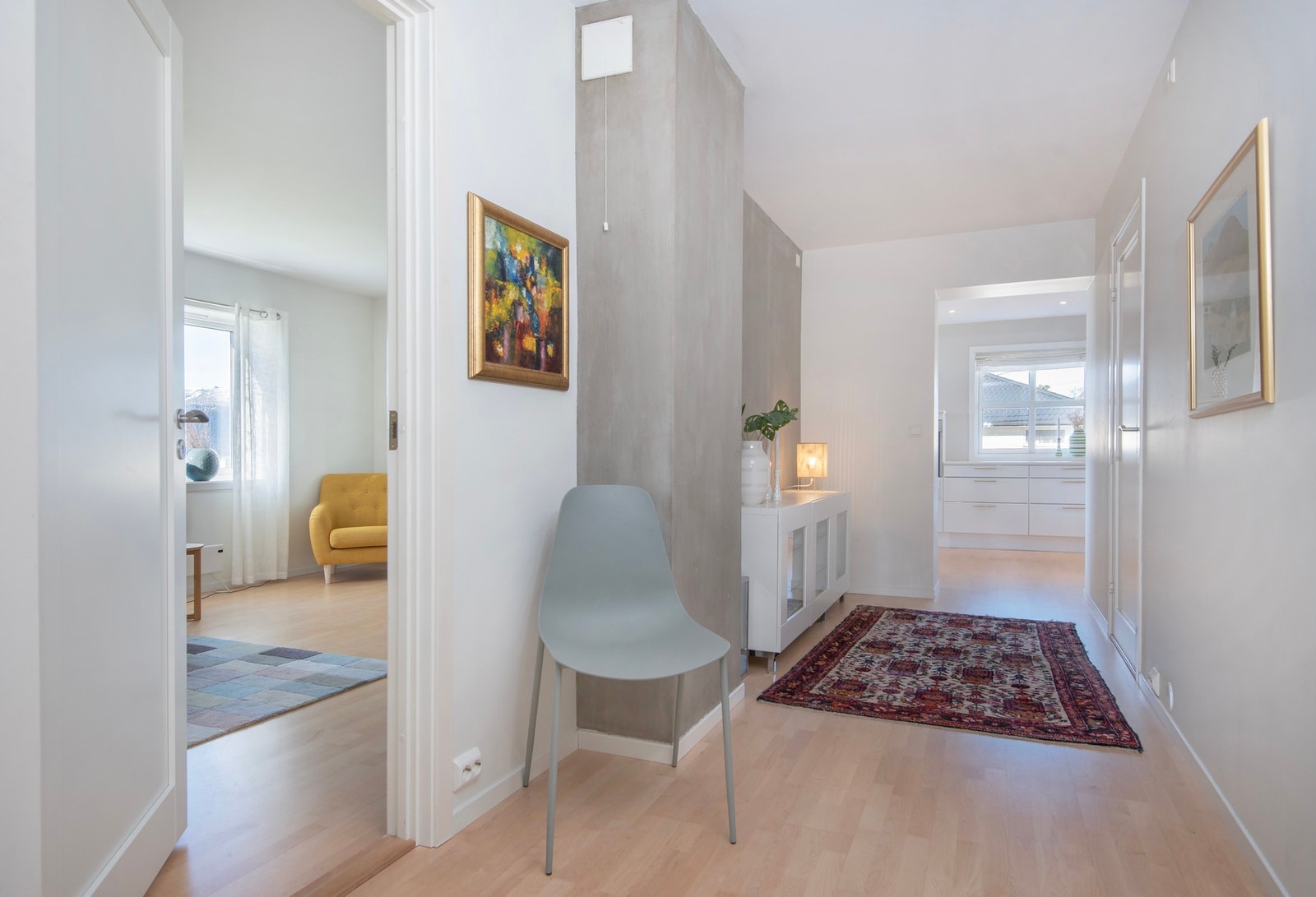 Vi tar turen inn i leiligheten i 1.etasje som er utleid for kr. 15 000,- + strøm. Galleribilde