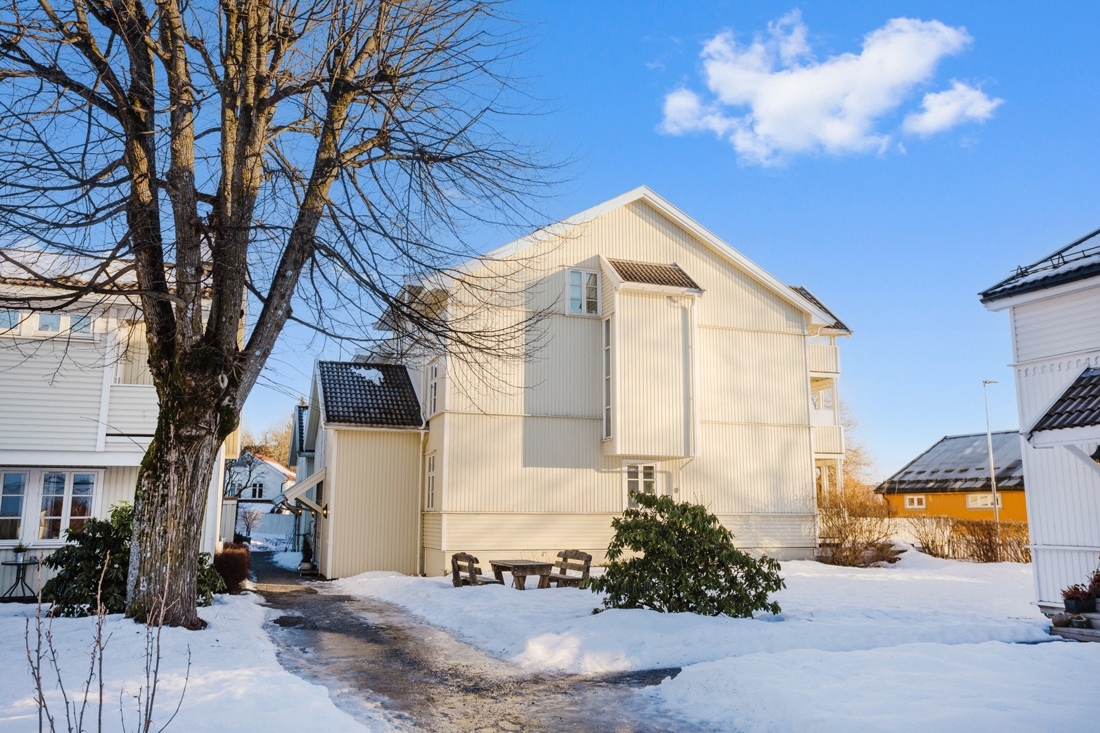 Tomten er meget pent opparbeidet med diverse beplantning, prydbusker, plenområder og asfalterte/steinlagte adkomstveier Galleribilde
