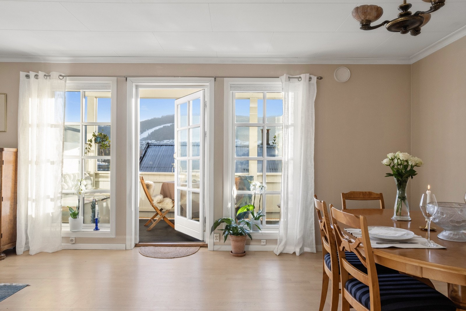 Store vindusflater sørger for rikelig med innslipp av dagslys, samtidig som de gir nydelig utsikt mot elven i begge retninger Galleribilde