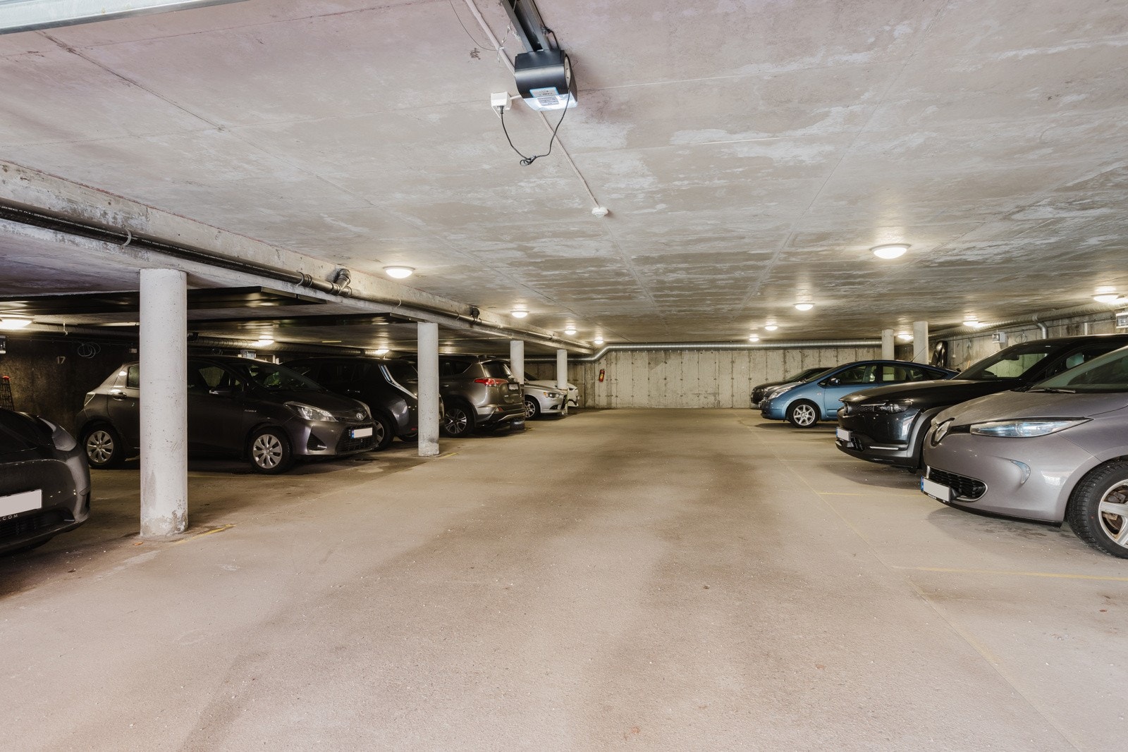 Det medfølger en fast parkeringsplass i garasjeanlegget. Det er tilrettelagt for montering av elbillader Galleribilde