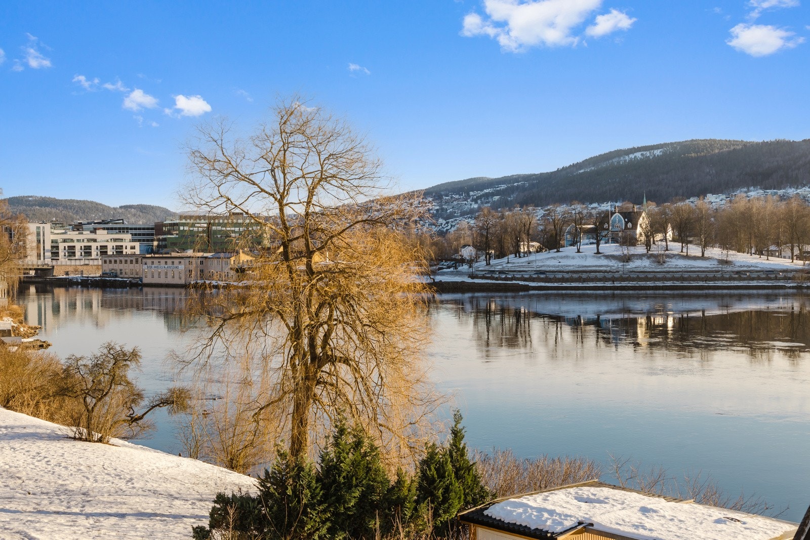 I parken foran boligen er det sandvolleyballbane, benker og stor gressplen Galleribilde