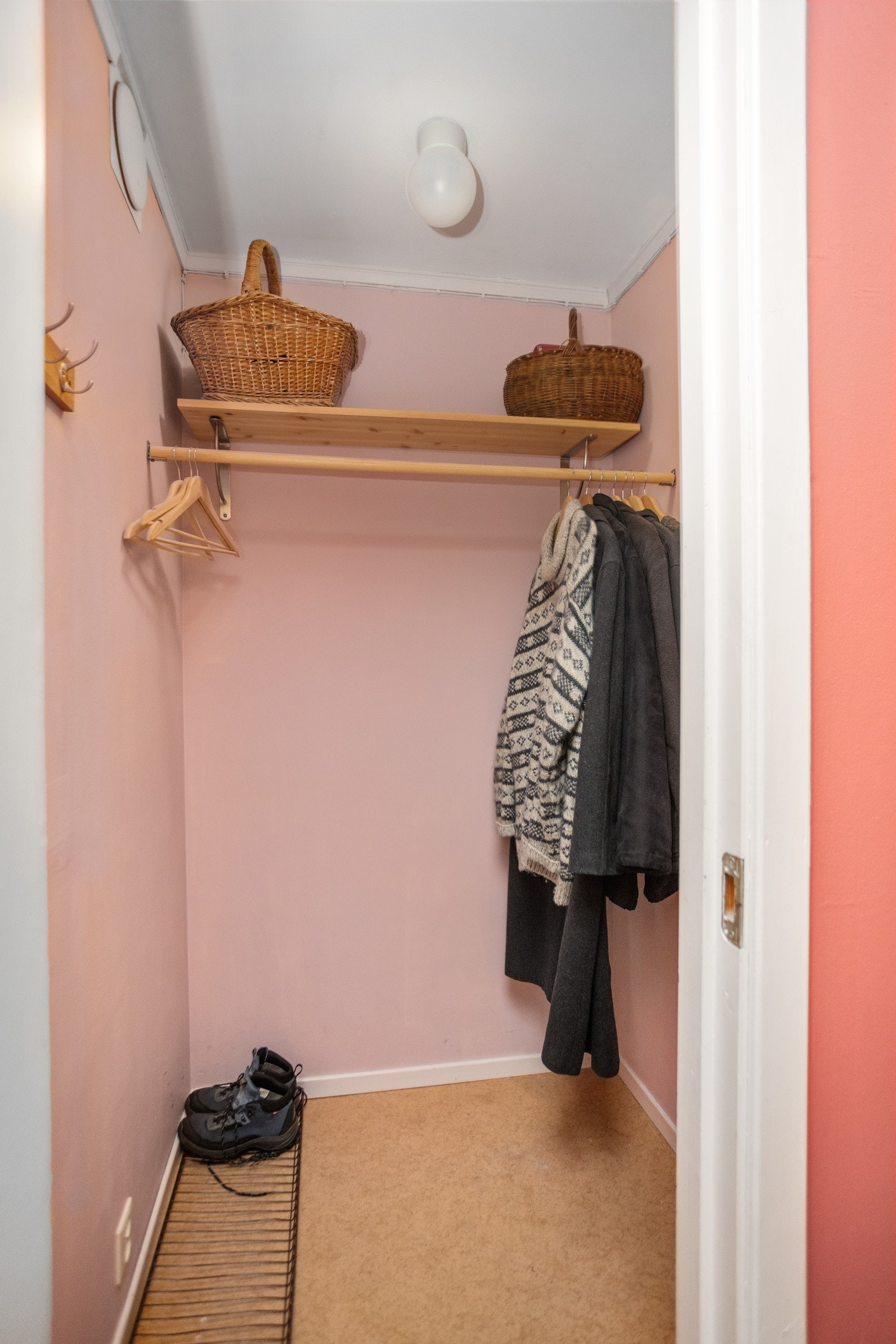 Innvendig bod/walk-in tilknyttet gangen, gjør det enkelt å rydde sko og jakker ut av syne Galleribilde