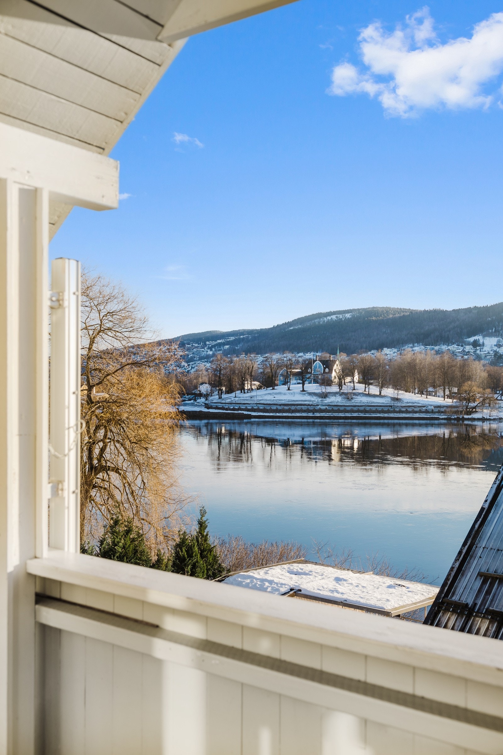 Nydelig elveutsikt fra balkongen fra øverste etasje Galleribilde