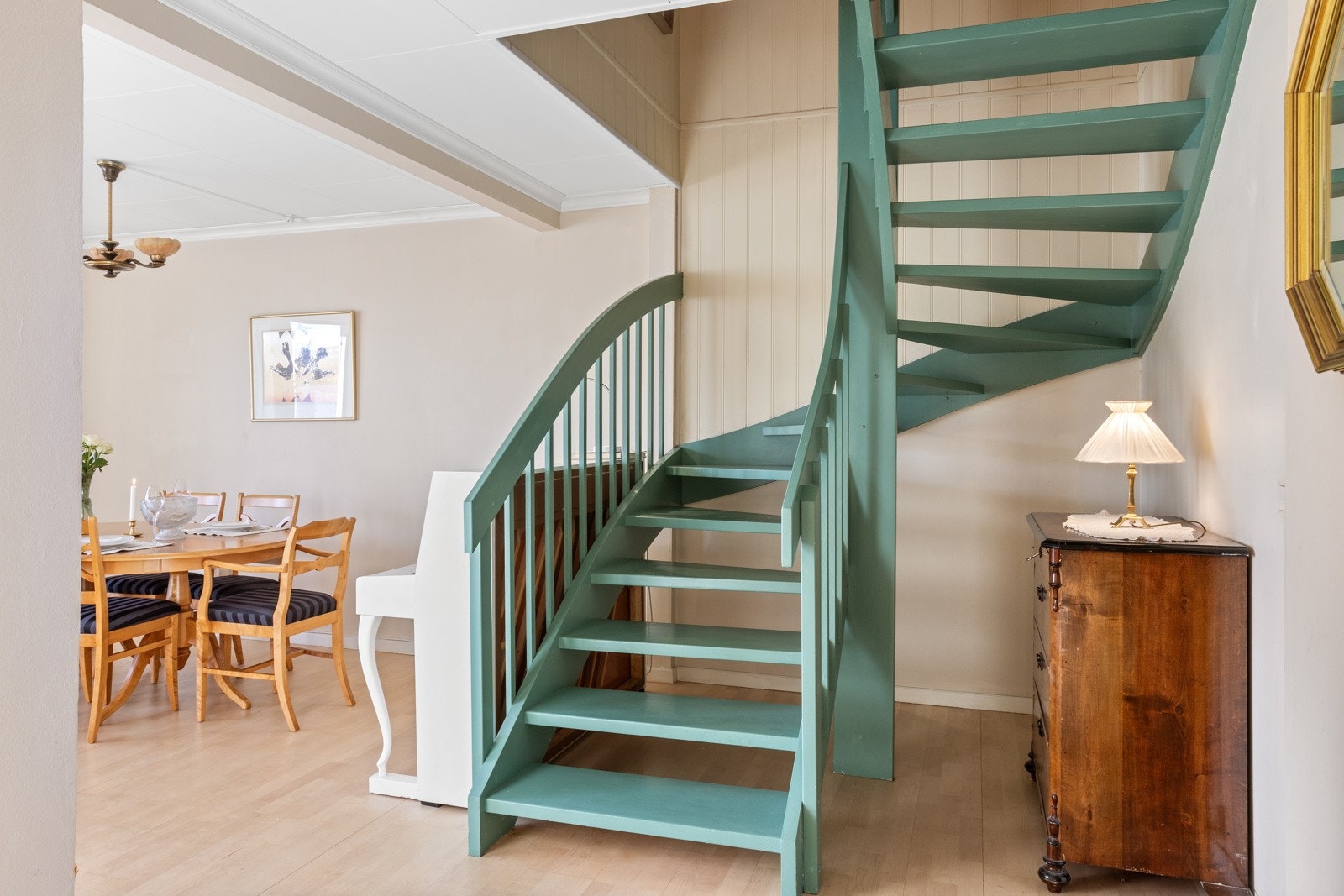 Trappen leder videre opp i øverste plan Galleribilde