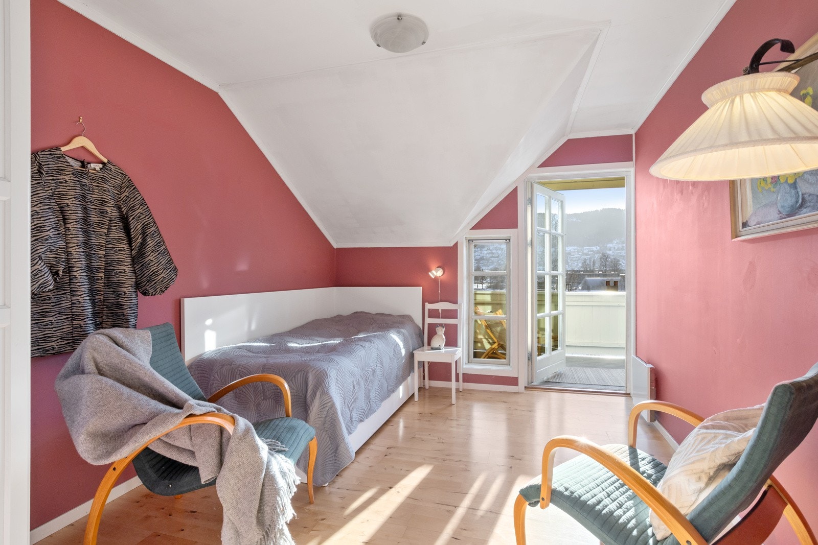 Soverom nummer to har også utgang til samme balkong i andre etasje Galleribilde