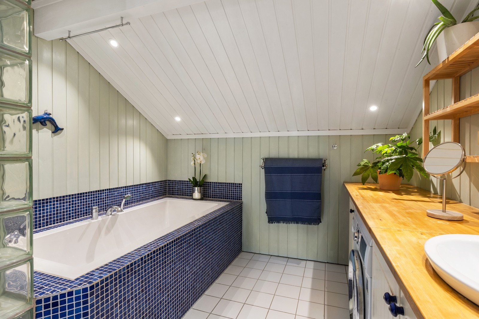 Baderommet er innredet med innebygget badekar. Spotter i himling Galleribilde