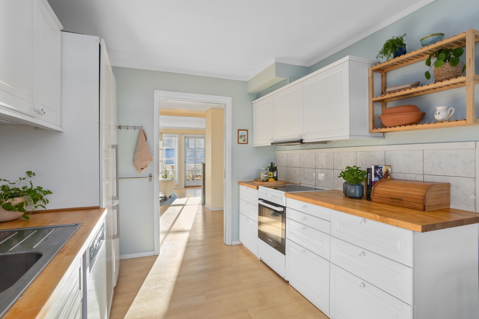 Pen kjøkkeninnredning montert i 2016/17, med profilerte og hvite fronter Galleribilde