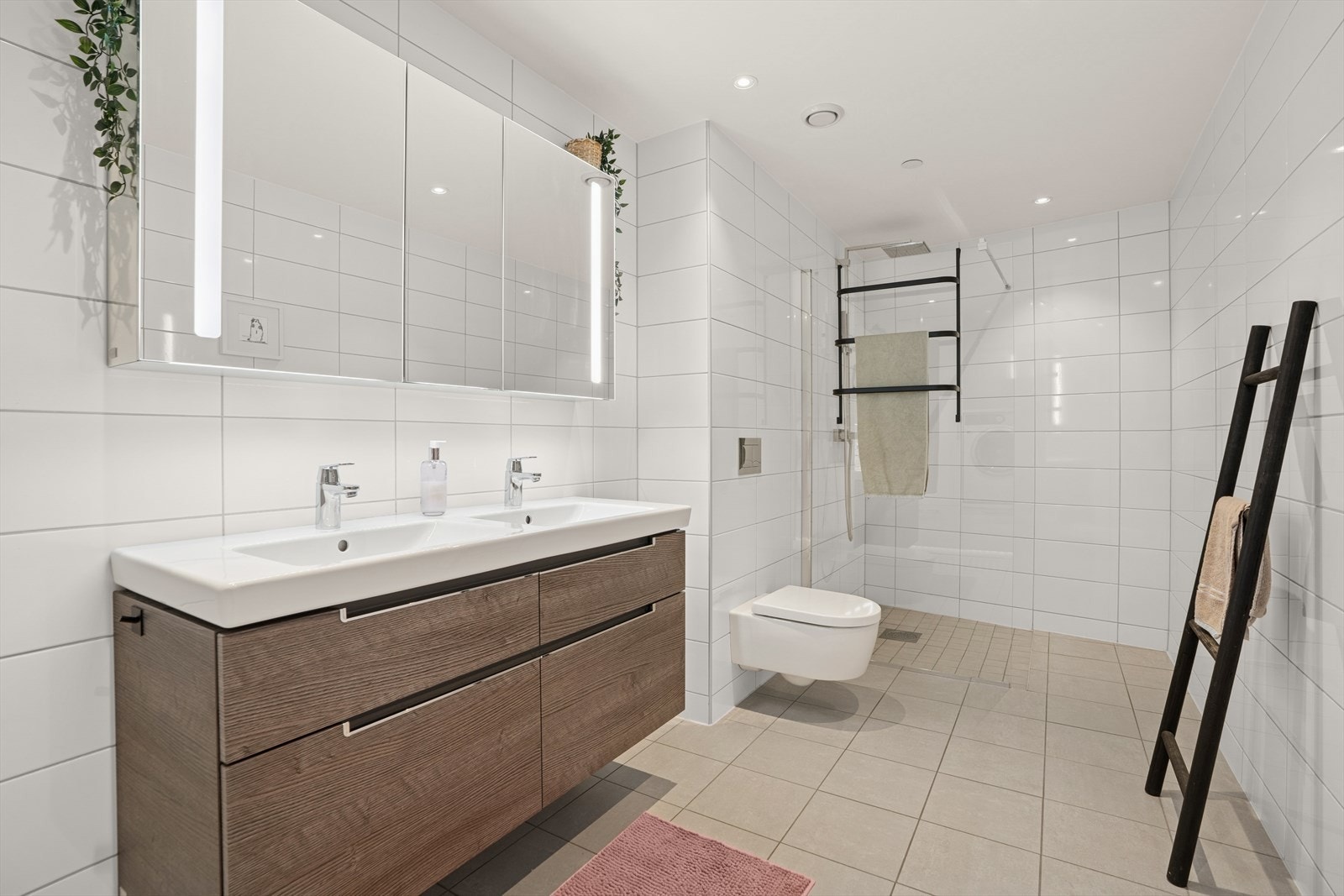 Flislagt bad/vaskerom fra 2019 med gulvvarme og downlights i tak. Galleribilde