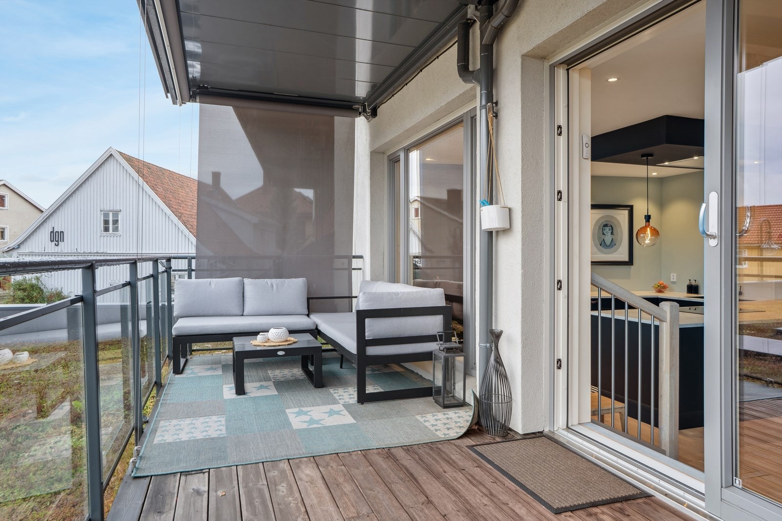 Terrassen er på hele 25 kvm - her kan du nyte ettermiddagssolen. Galleribilde