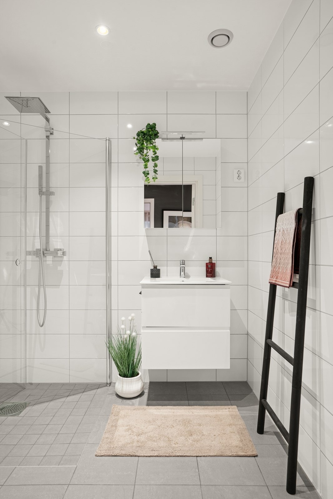 Flislagt baderom fra 2019 med gulvvarme og downlights i tak. Galleribilde