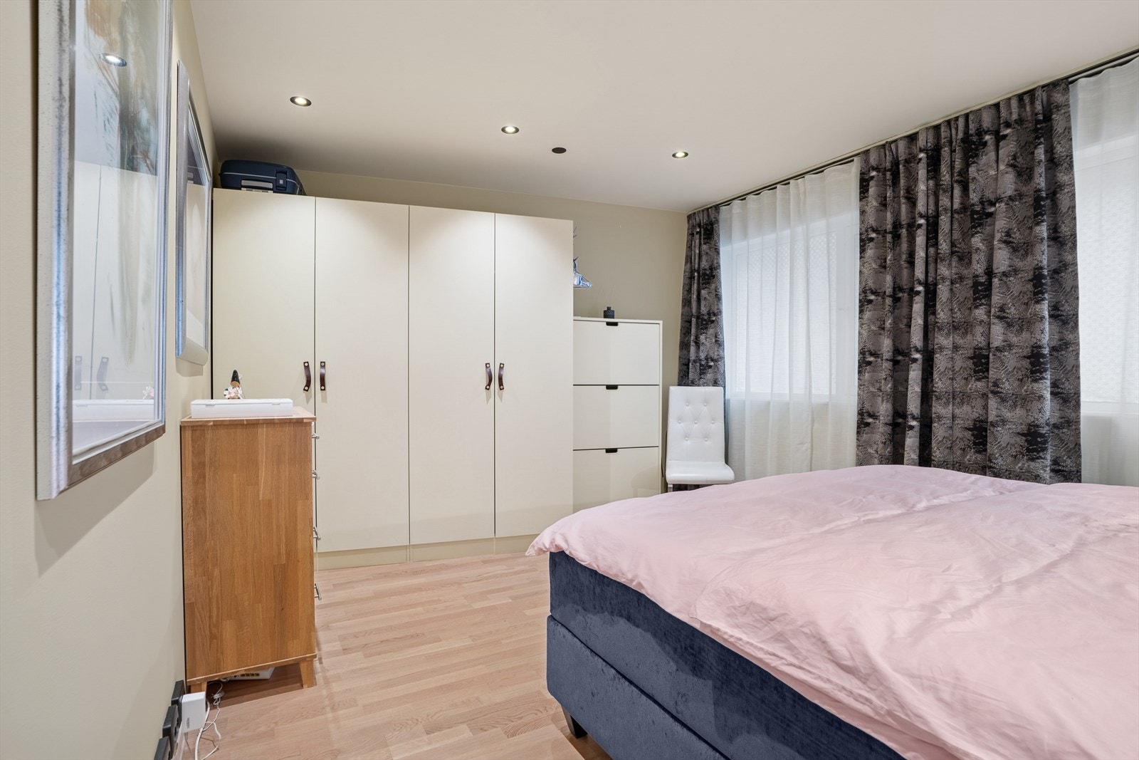 Hovedsoverommet har plass til dobbeltseng og annet møblement. Galleribilde