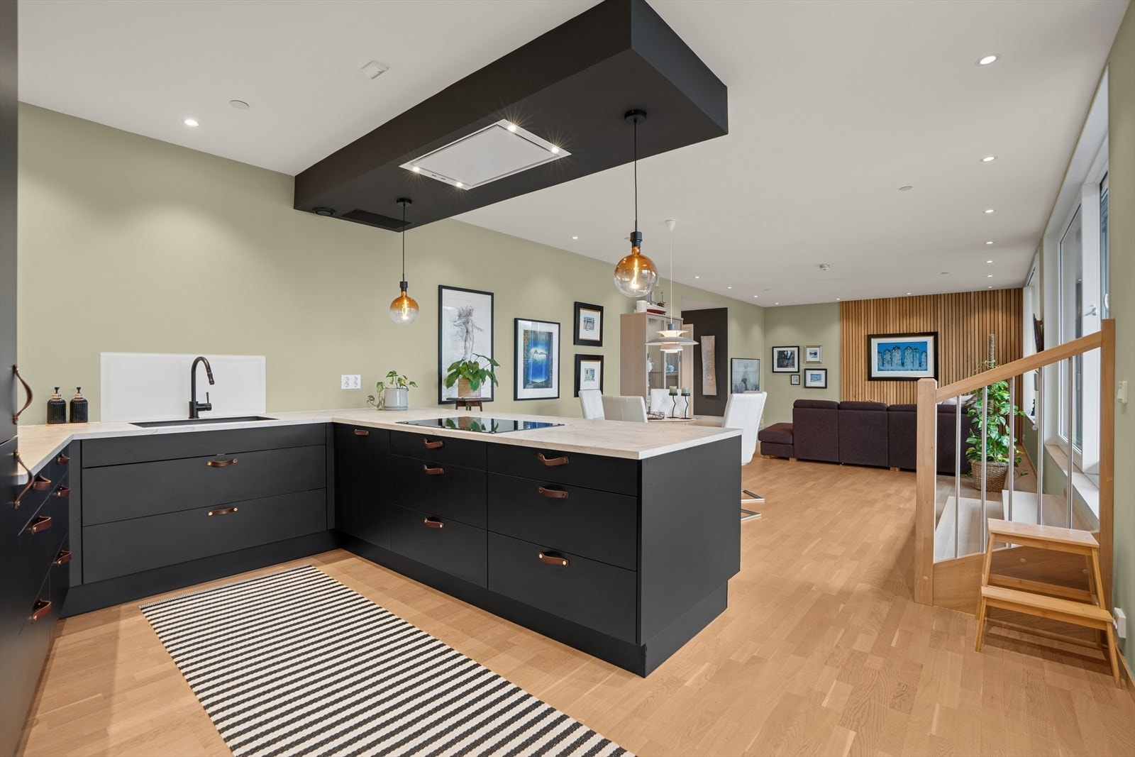 Hvitevarer som stekeovn, induksjonstopp, mikrobølgeovn, kaffemaskin, oppvaskmaskin, kjøleskap og fryseskap fra 2022 er integrert i innredningen. Galleribilde