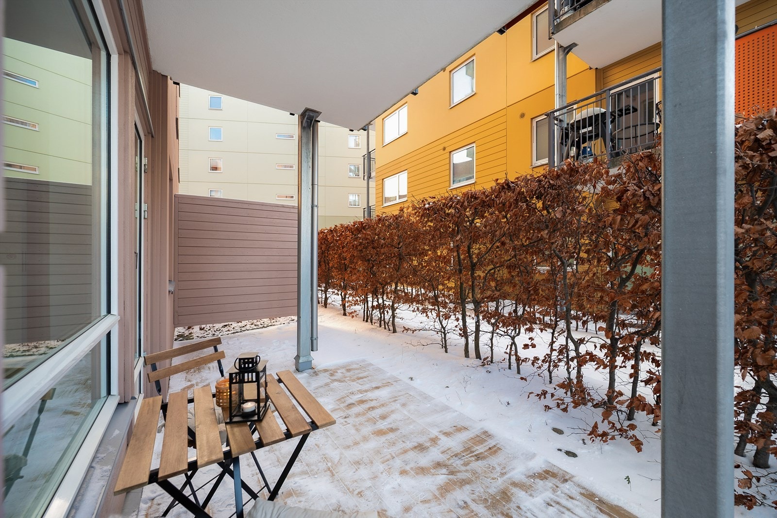 Markterrassen er romslig og har flotte grønne omgivelser rett utenfor døren Galleribilde