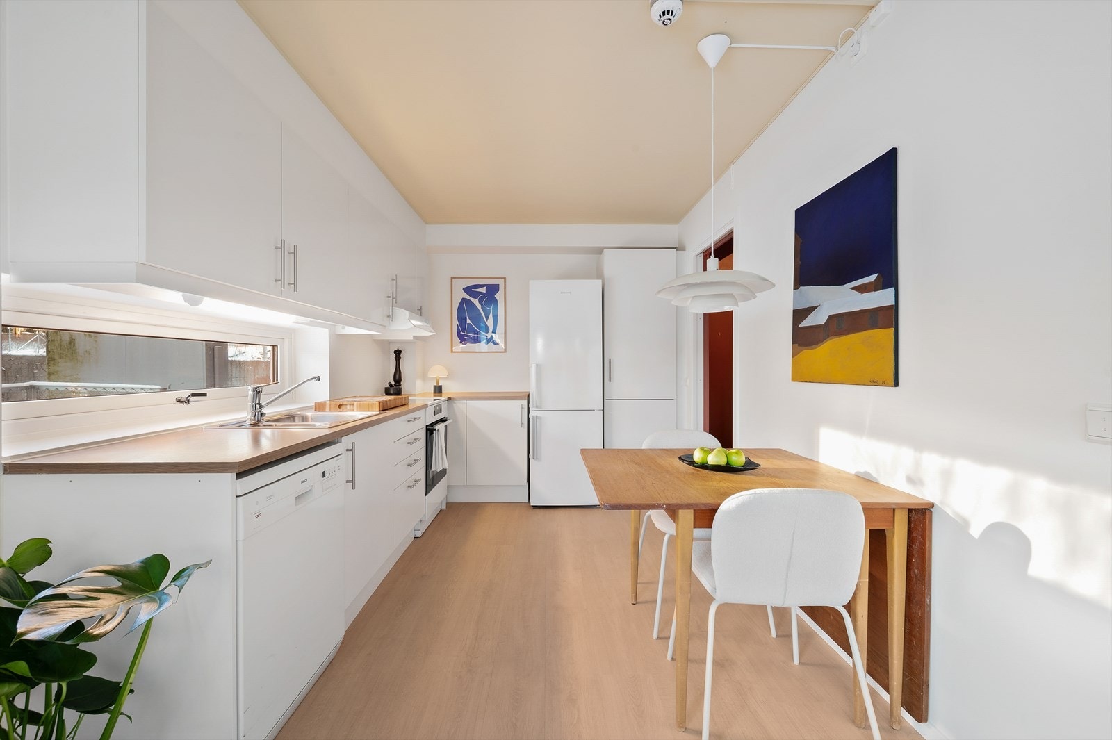 Rommet har malte glatte flater og gulv i laminat Galleribilde