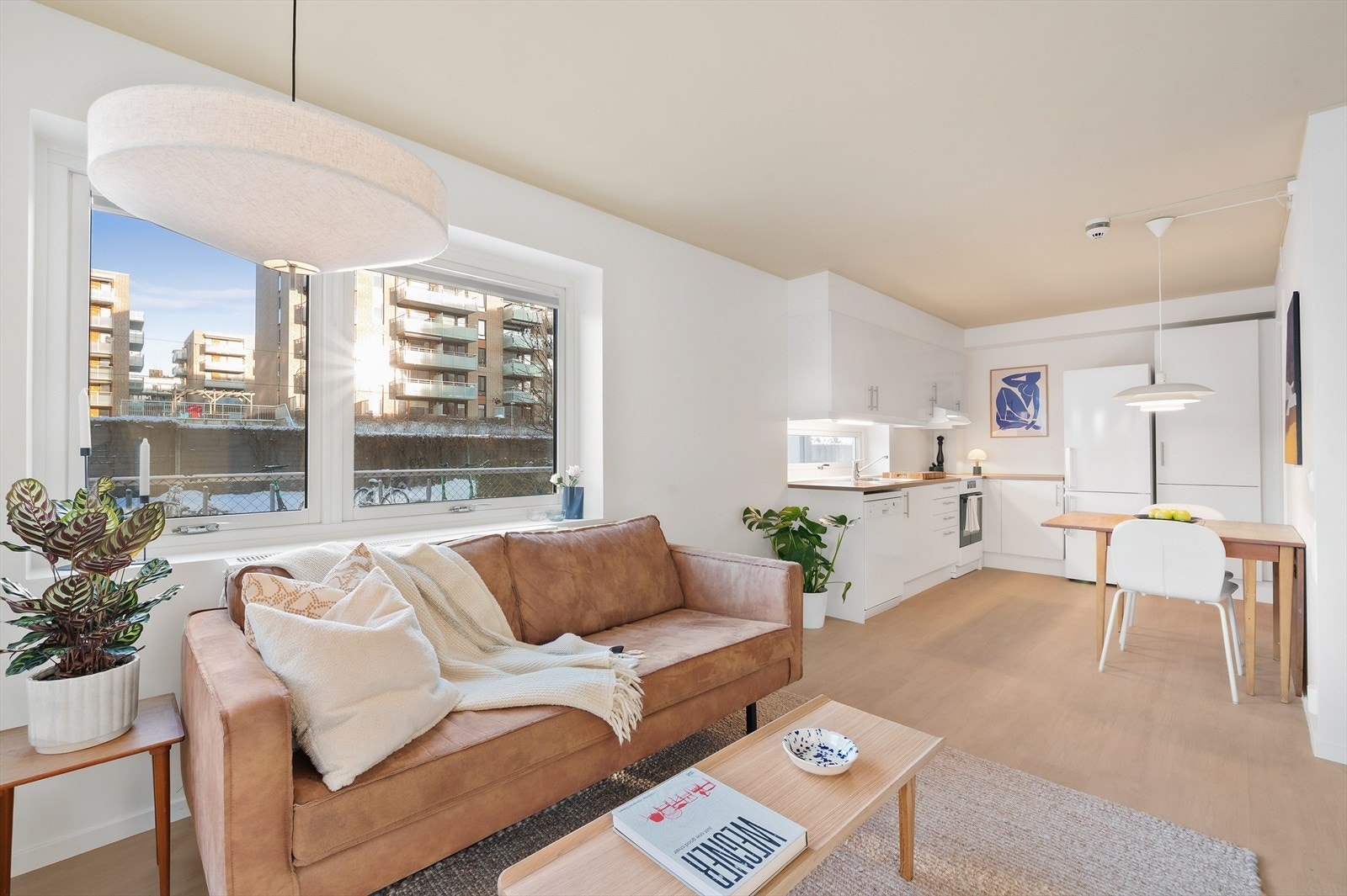 Stuen har en åpen løsning mot kjøkkenet noe som gjør rommet sosialt og romslig Galleribilde