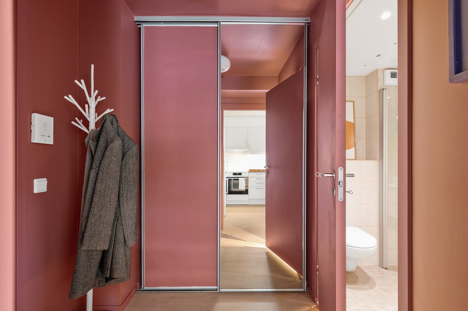 Fra entréen er det adkomst til boligens øvrige rom Galleribilde