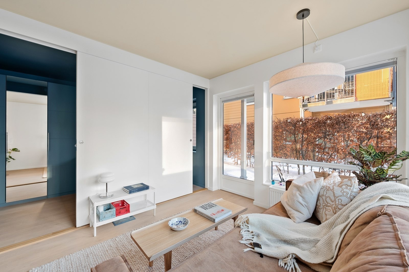 Fra stuen har man adkomst til boligens soverom. Det er praktiske skyvedører for å utnytte plassen Galleribilde