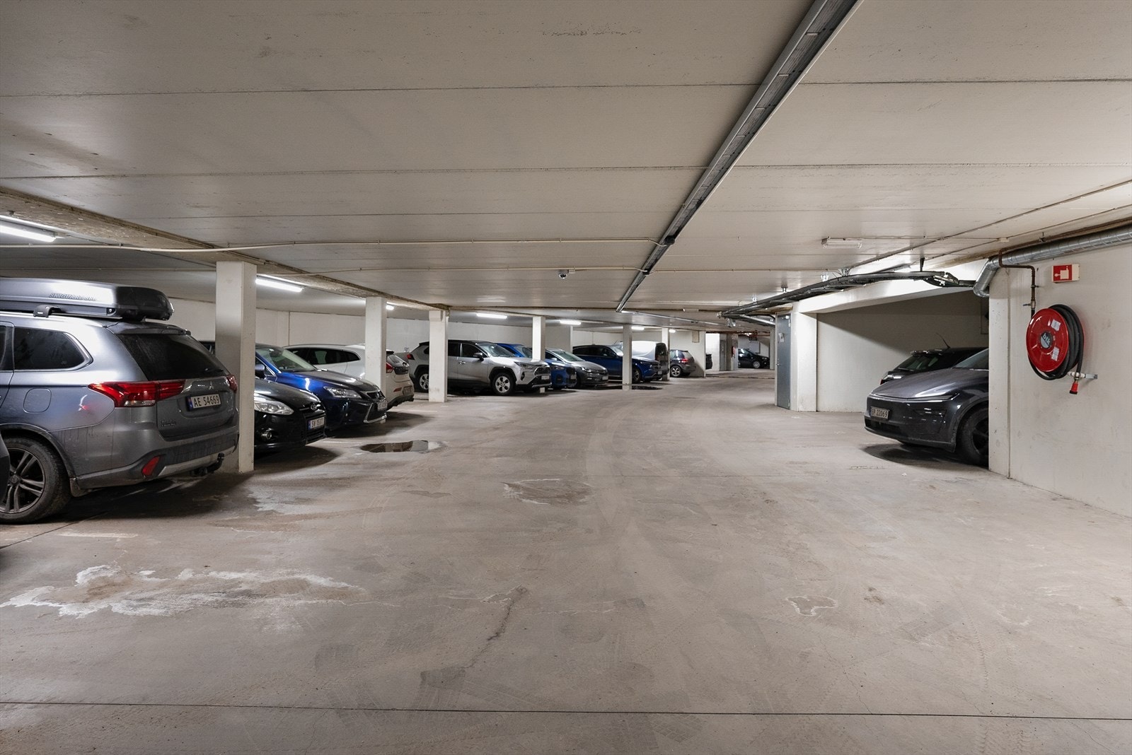 Stor parkeringsanlegg i kjeller under alle blokkene på feltet hvor det stadig selges og leies ut garasjeplasser Galleribilde