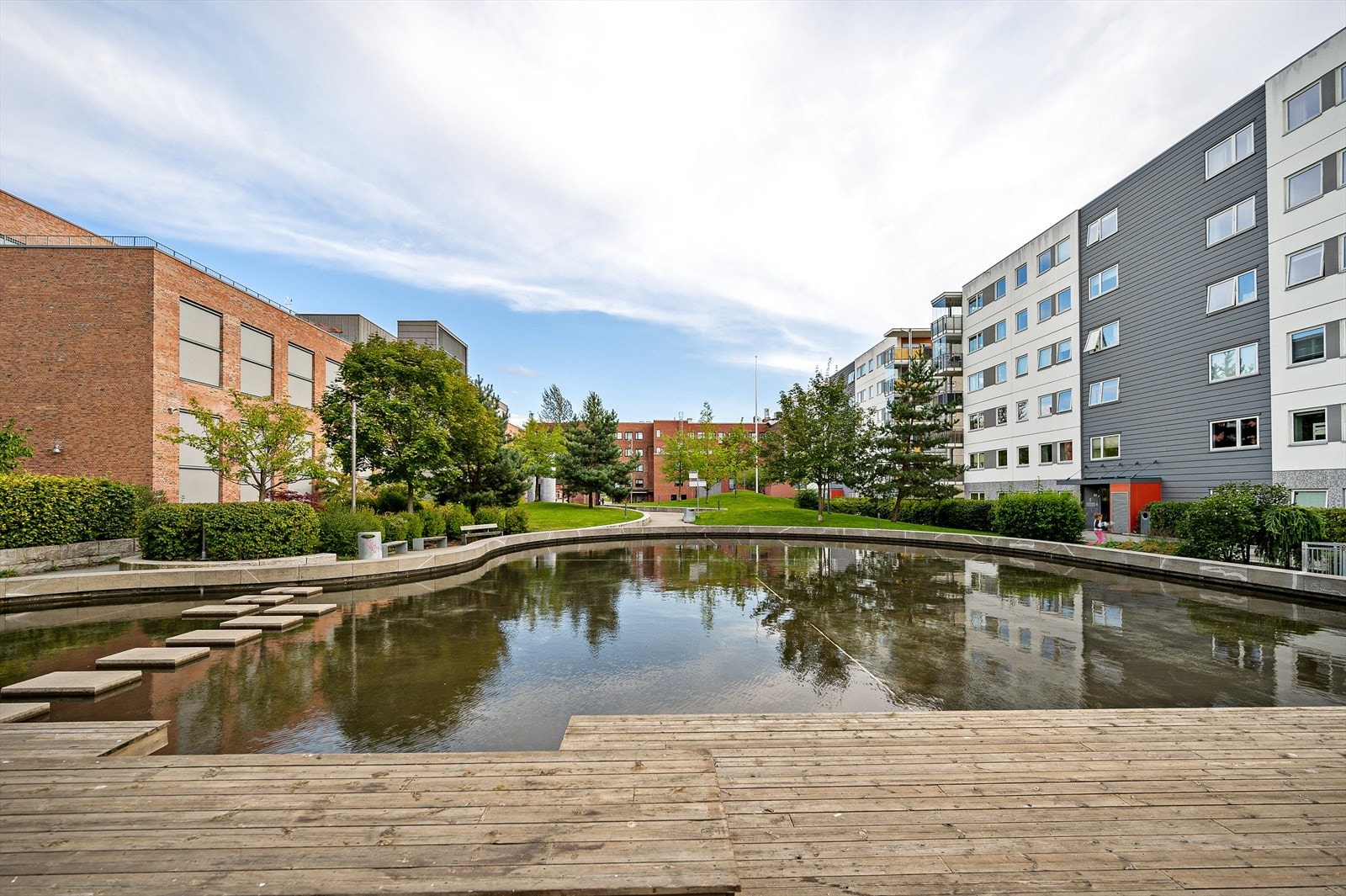 Fellesområde med vanndam og sitteplasser Galleribilde