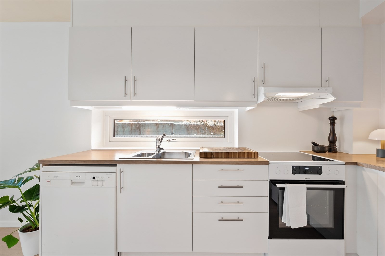 Det er gode oppbevaringsmuligheter i skap og skuffer Galleribilde