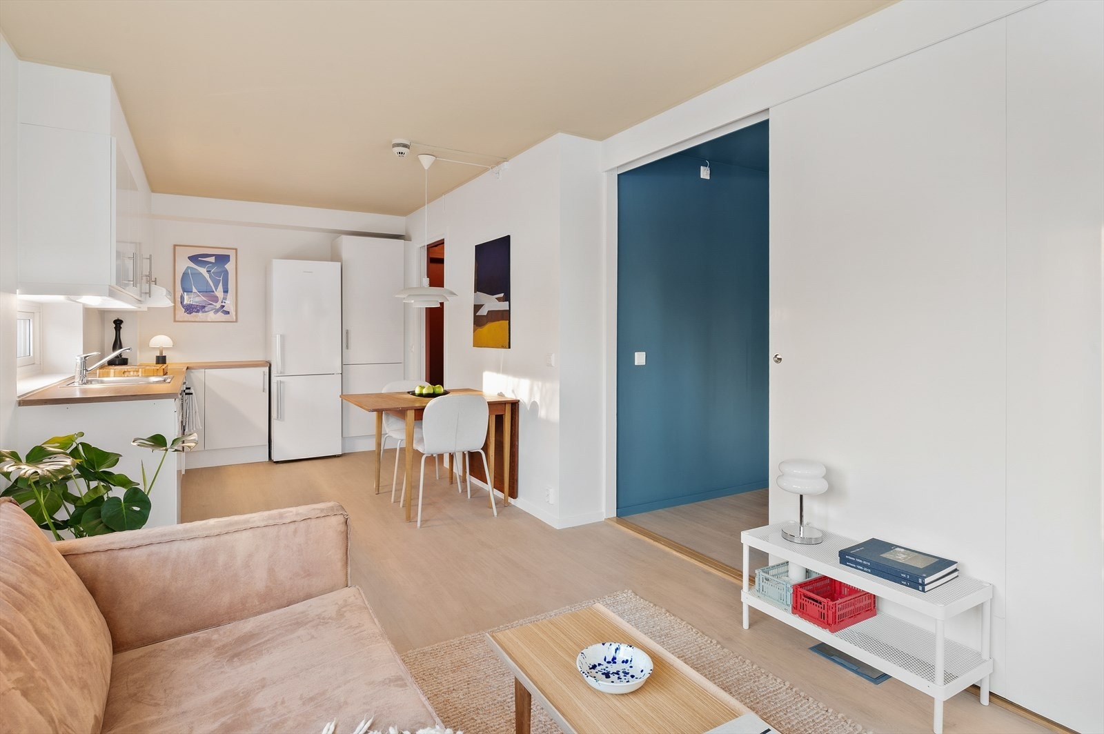 De store vinduesflatene og balkongdøren bidrar til at rommet føles lyst og luftig Galleribilde