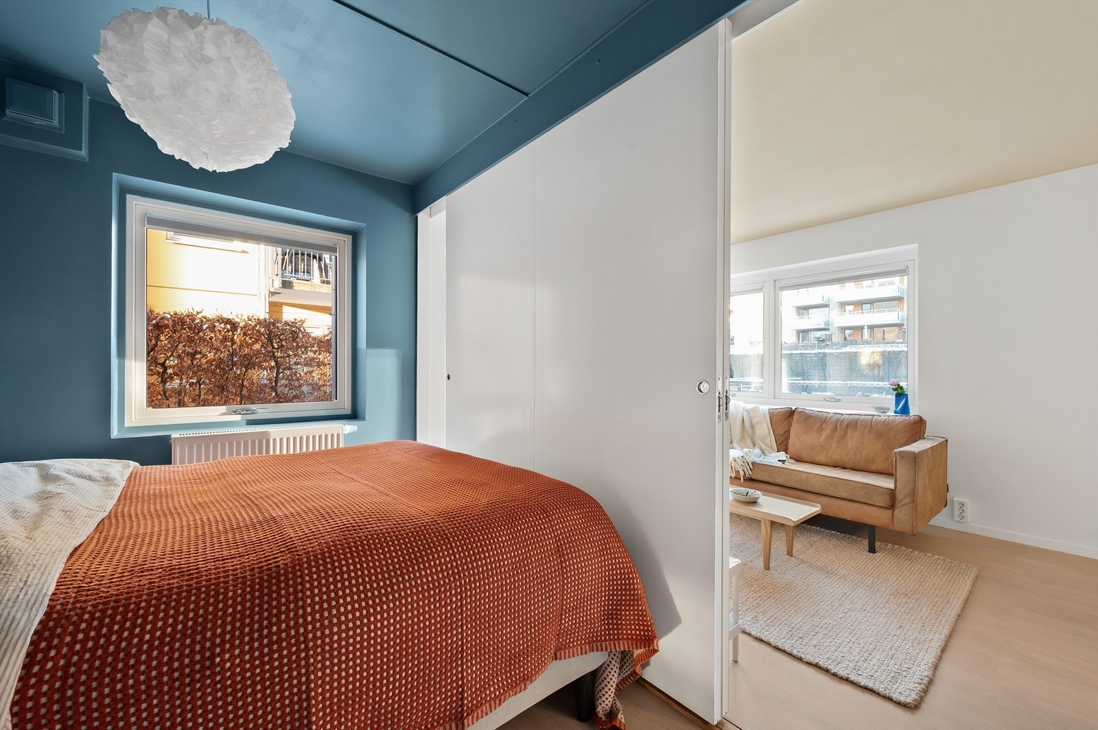 Soverommet er malt i lune farger som bidrar til en god romfølelse Galleribilde