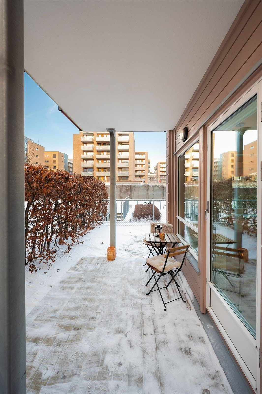 I forlengelse av terrassen er det en hage som er tilknyttet leiligheten Galleribilde