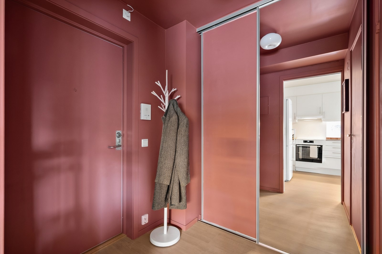 Entréen er romslig og har en stor skyvedørsgarderobe til oppbevaring av klær og sko Galleribilde