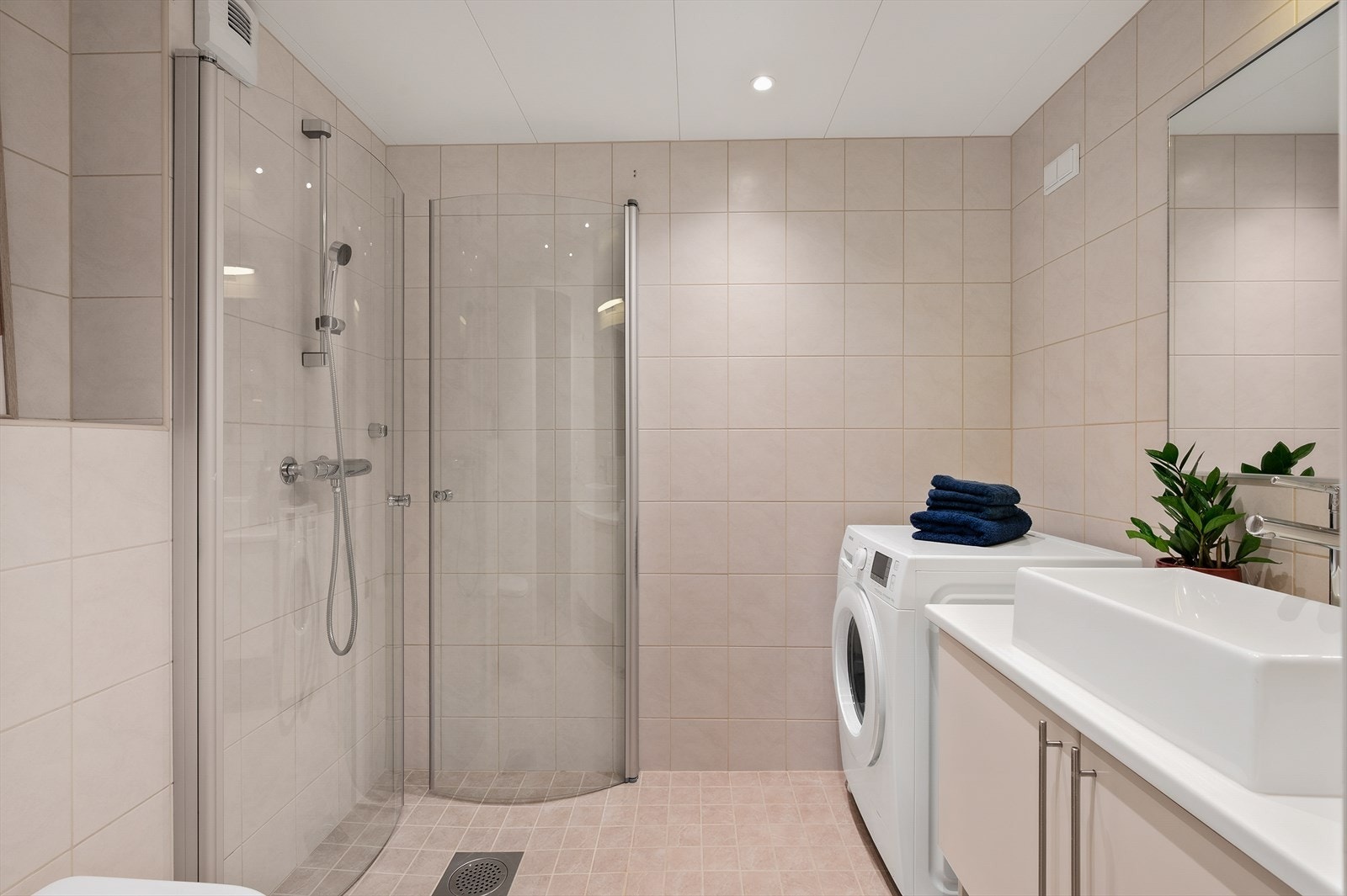 Rommet er innredet med toalett, skap med glatte fronter, benkeplate og speil over servant. Det er downlights i himling og elektriske varmekabler i gulv Galleribilde