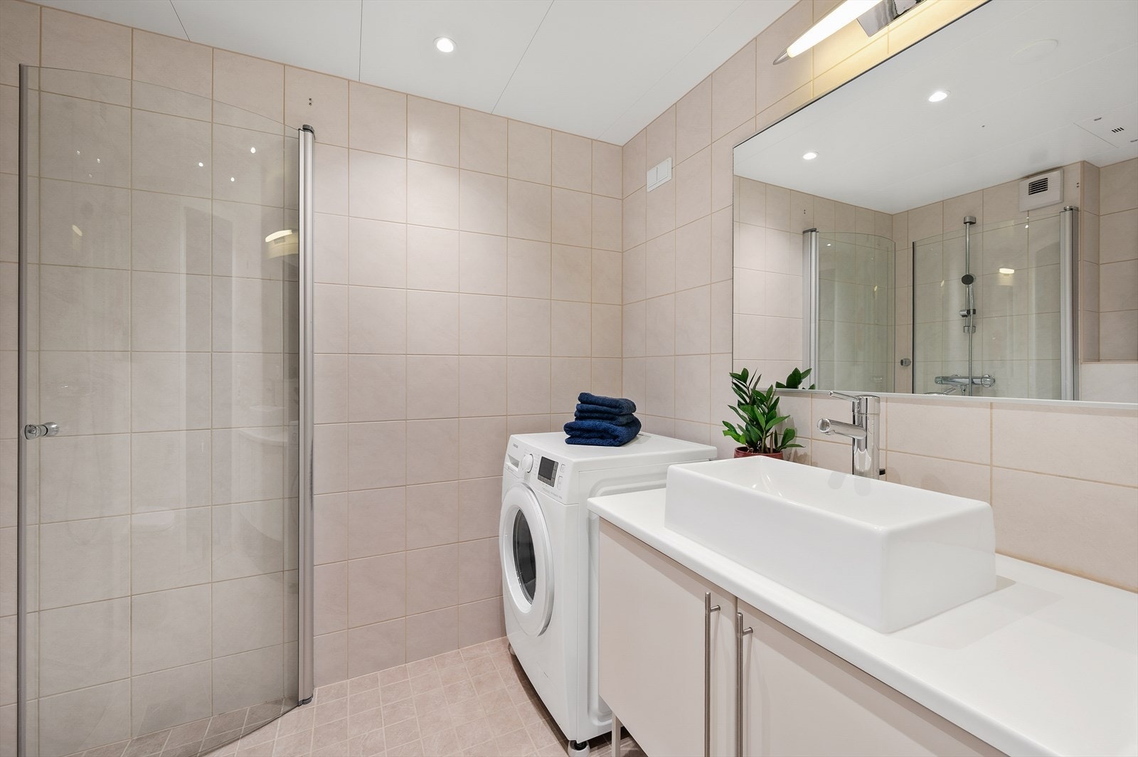 Flislagt baderom fra byggeår. Det er opplegg for vaskemaskin og tørketrommel Galleribilde