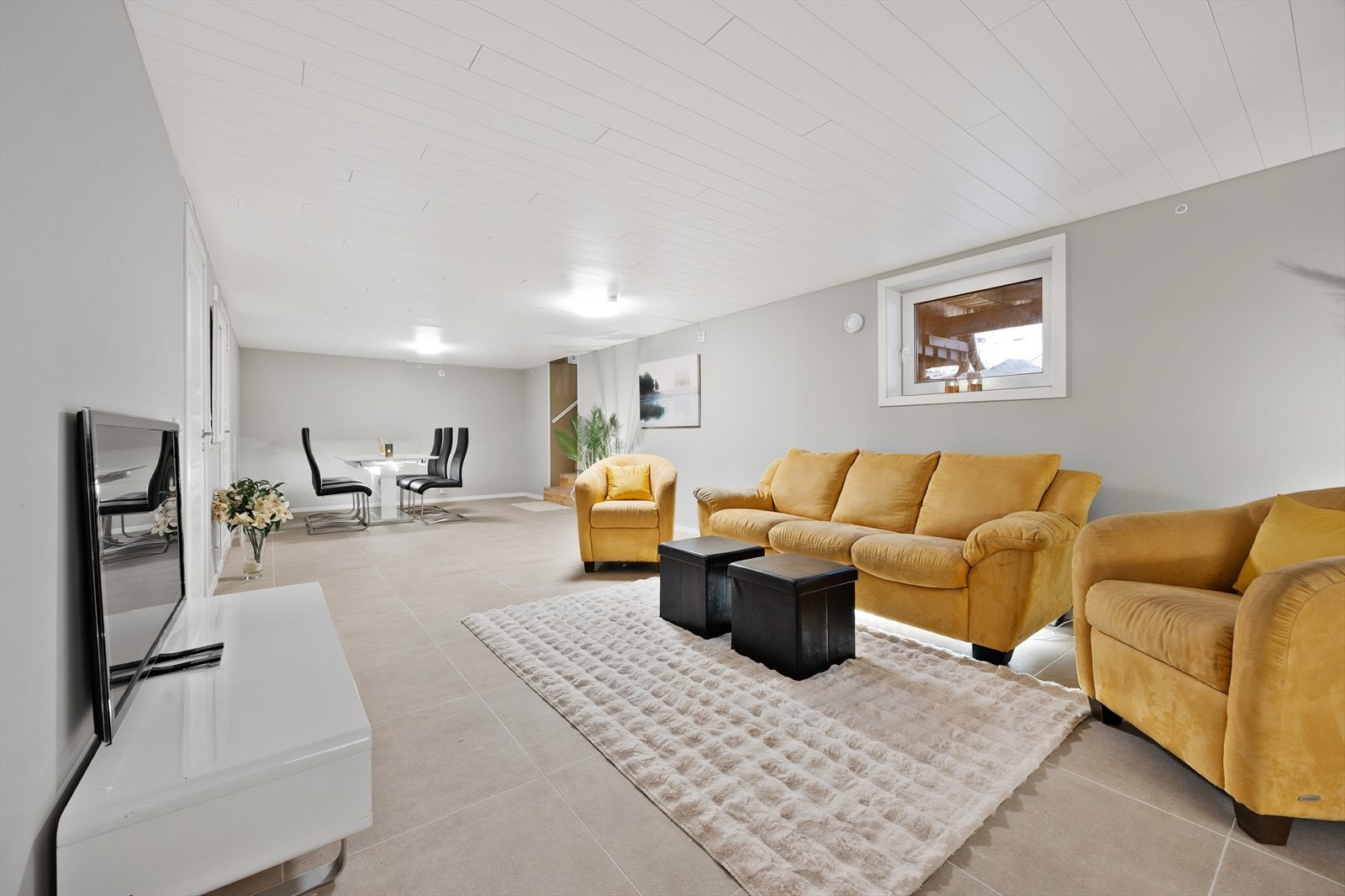 Malte overflater og flislagt gulv. Galleribilde