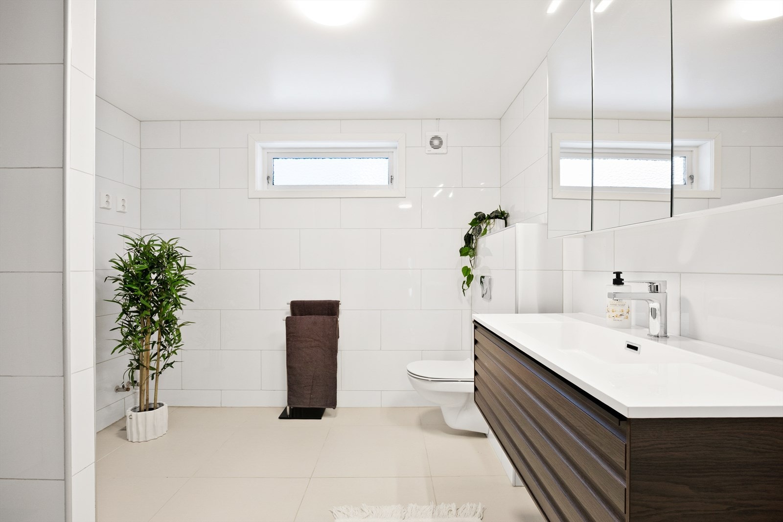 Badet ble pusset opp i 2023 og består av vegghengt toalett, servant med skuff og dusjnisje med flsialgte vegger. Galleribilde